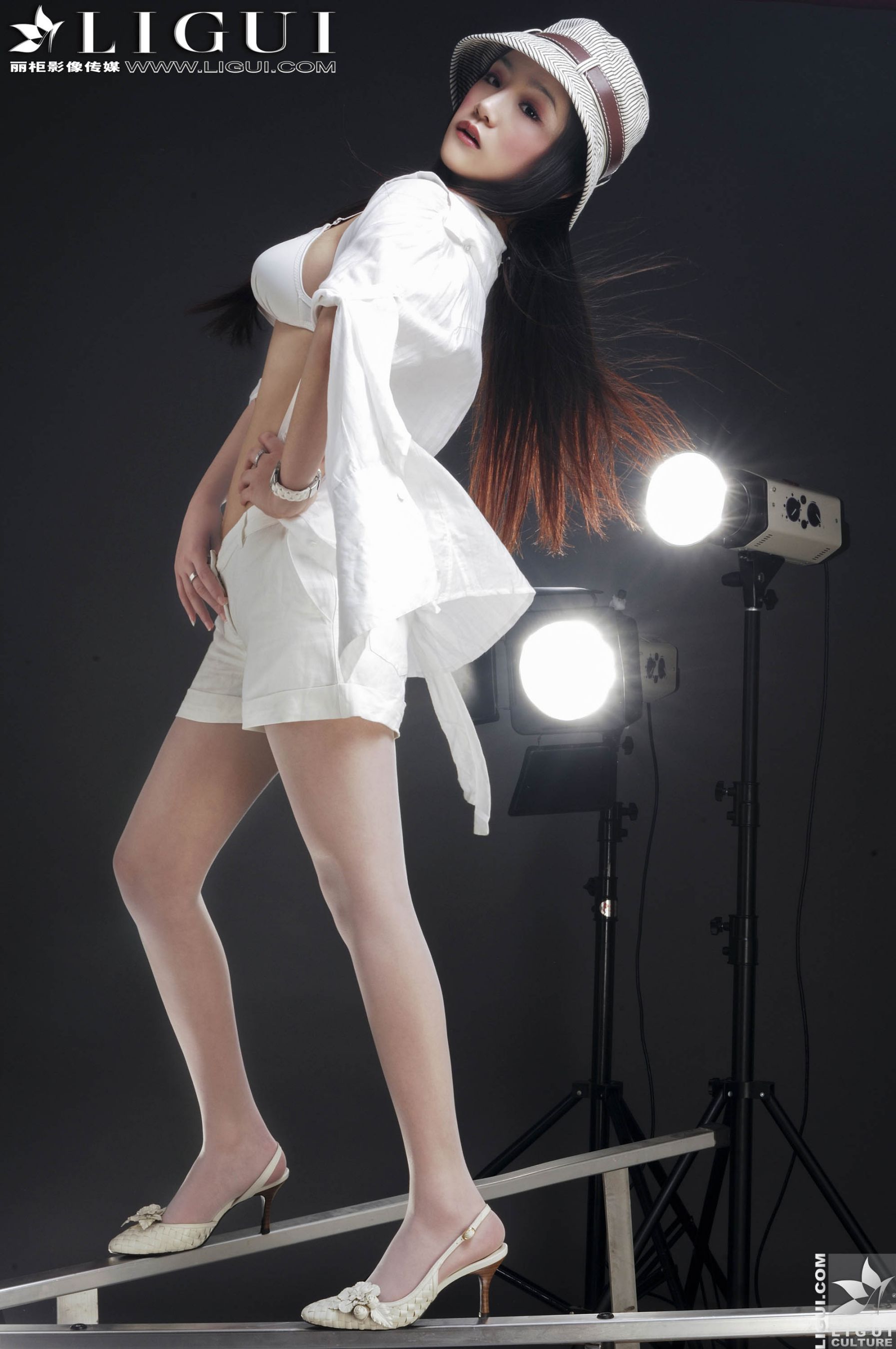 Model 张静研《白衬衫时尚白丝女郎》[丽柜贵足LiGui] 美腿丝足写真图片