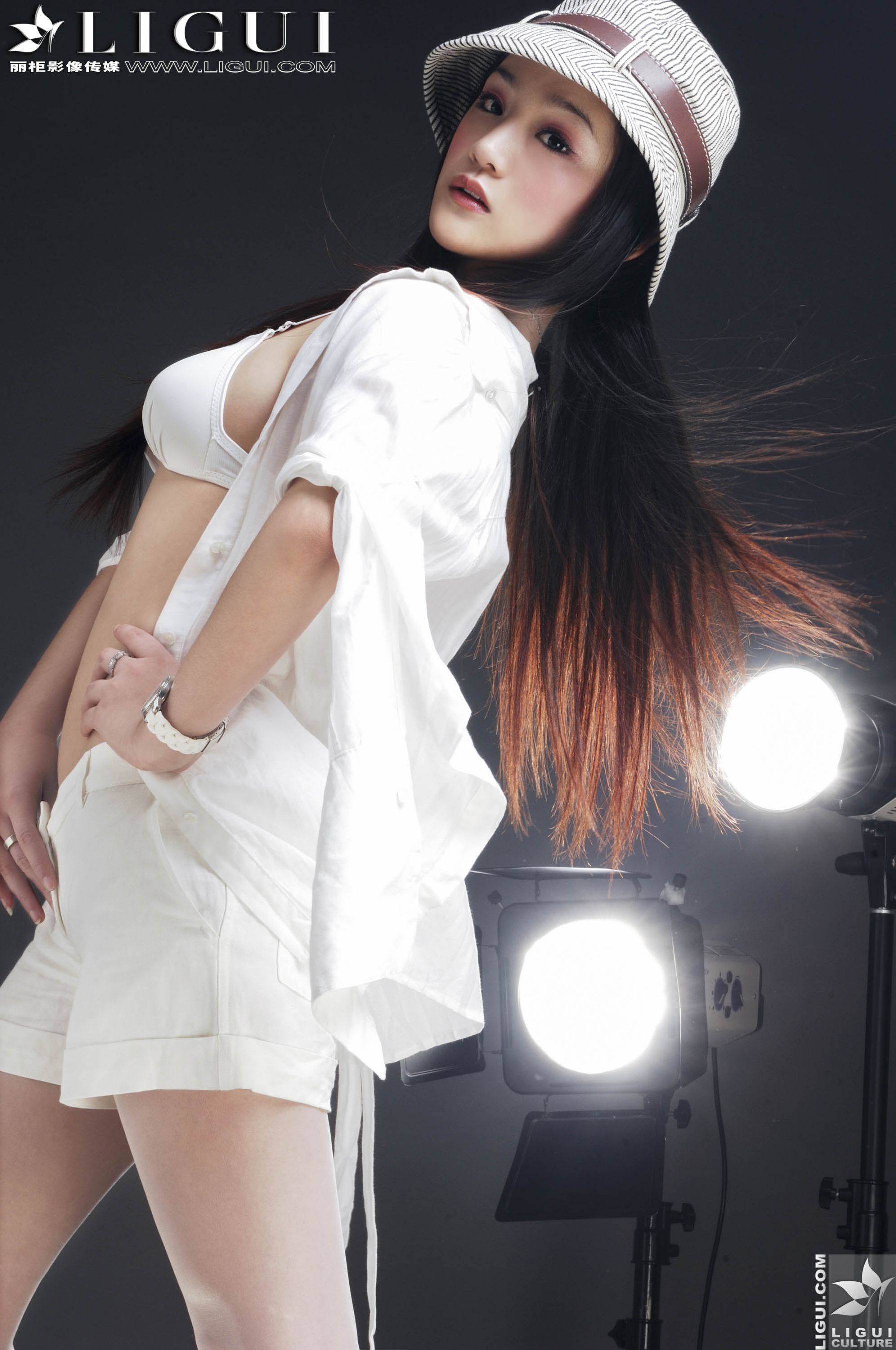 Model 张静研《白衬衫时尚白丝女郎》[丽柜贵足LiGui] 美腿丝足写真图片