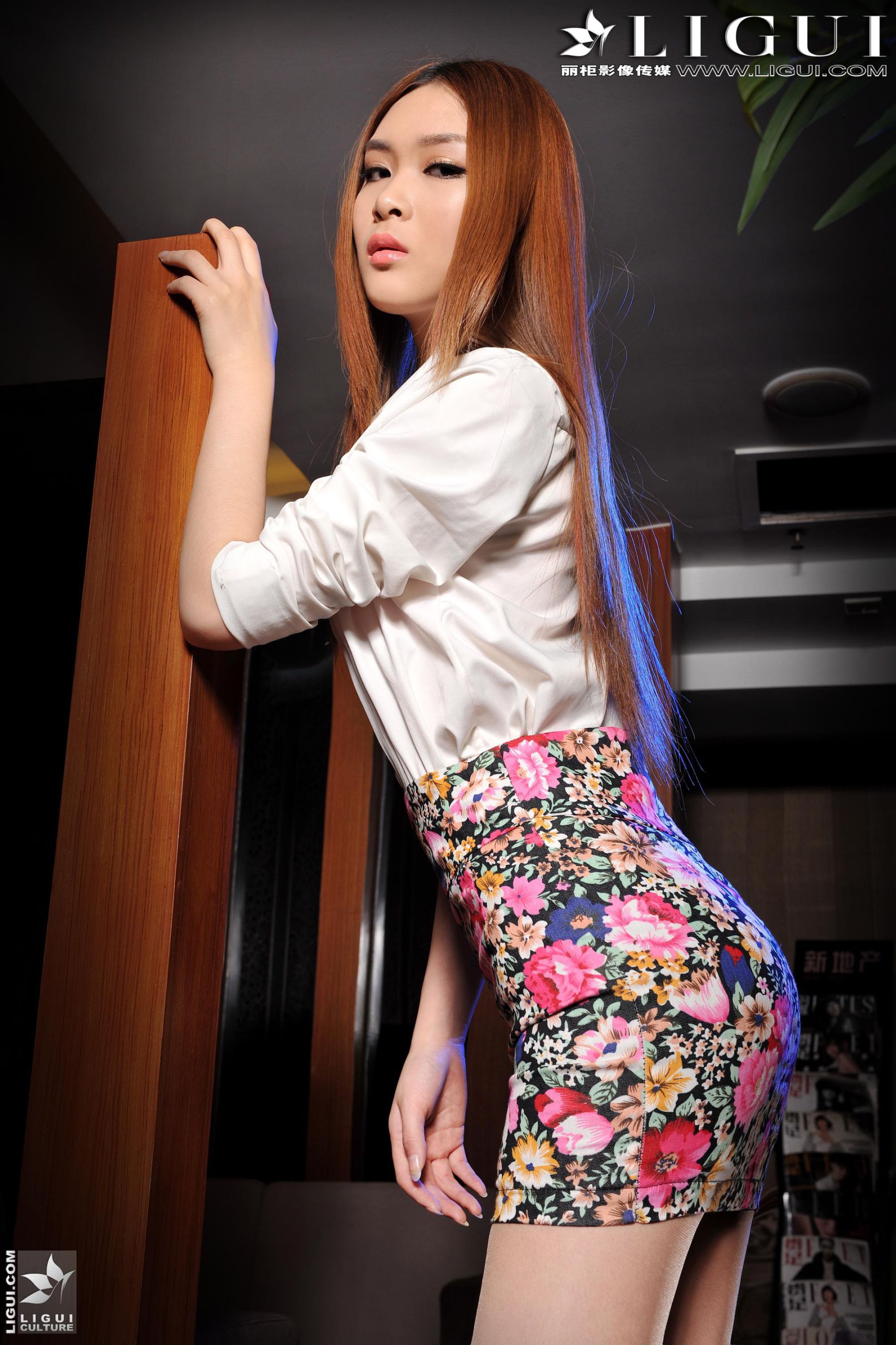 Model 允儿《超短裙高跟美足》上下全集 [丽柜贵足LiGui] 美腿丝足写真图片