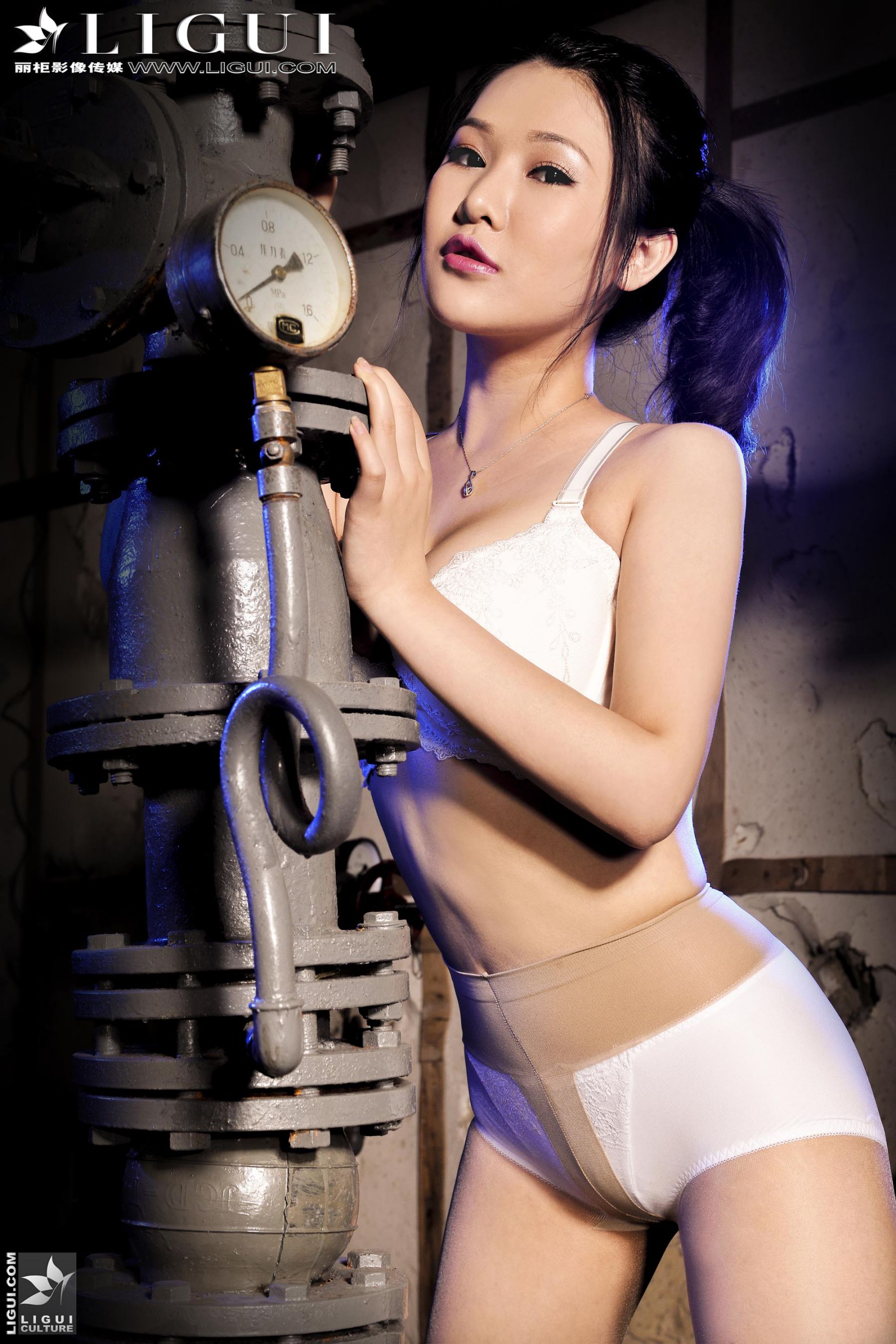 Model 文静《睡衣+肉丝袜高跟》[丽柜LiGui] 美腿丝足写真图片