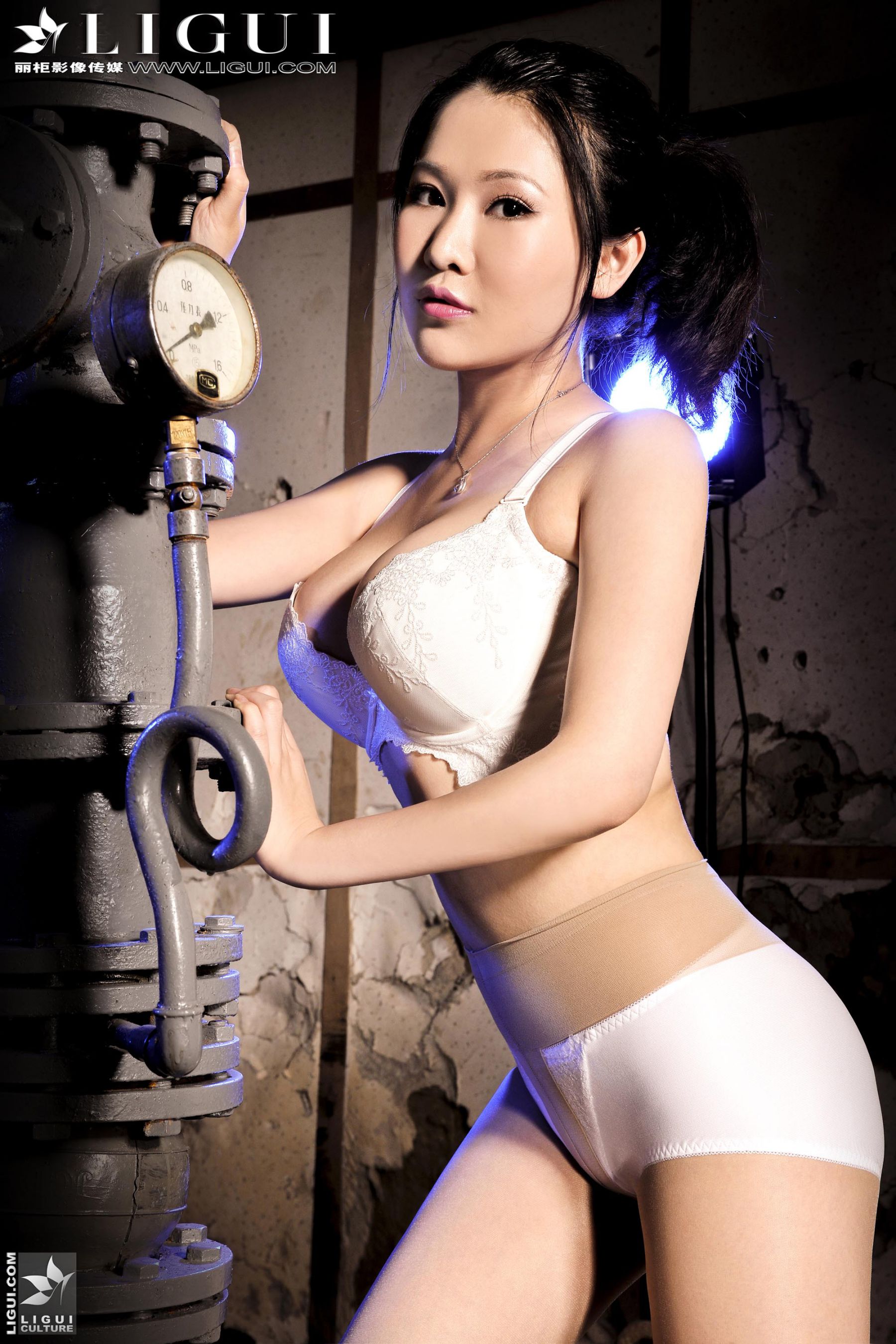 Model 文静《睡衣+肉丝袜高跟》[丽柜LiGui] 美腿丝足写真图片
