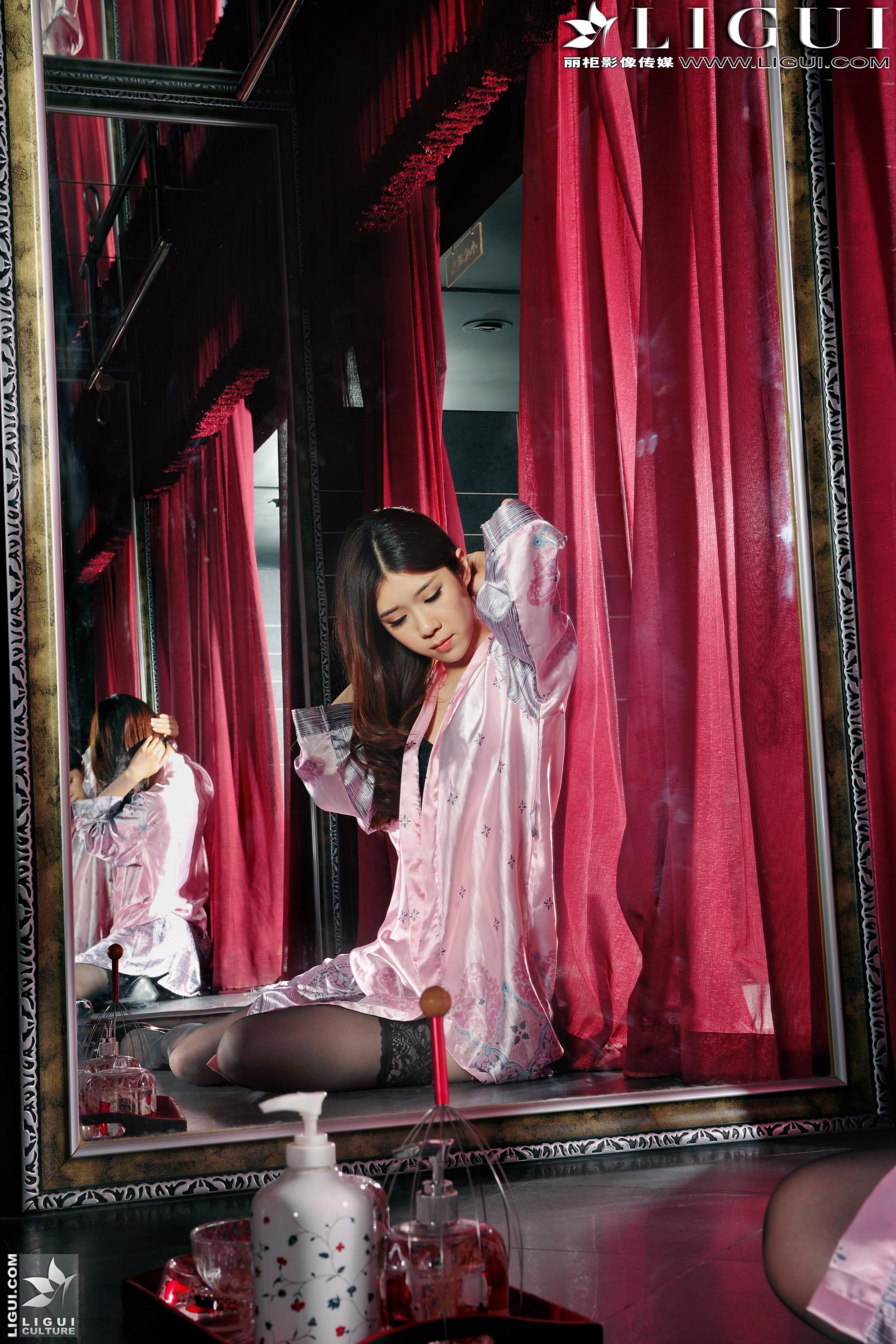 Model 美辰《浴室睡衣黑丝高跟》 [丽柜贵足LiGui] 美腿丝足写真图片
