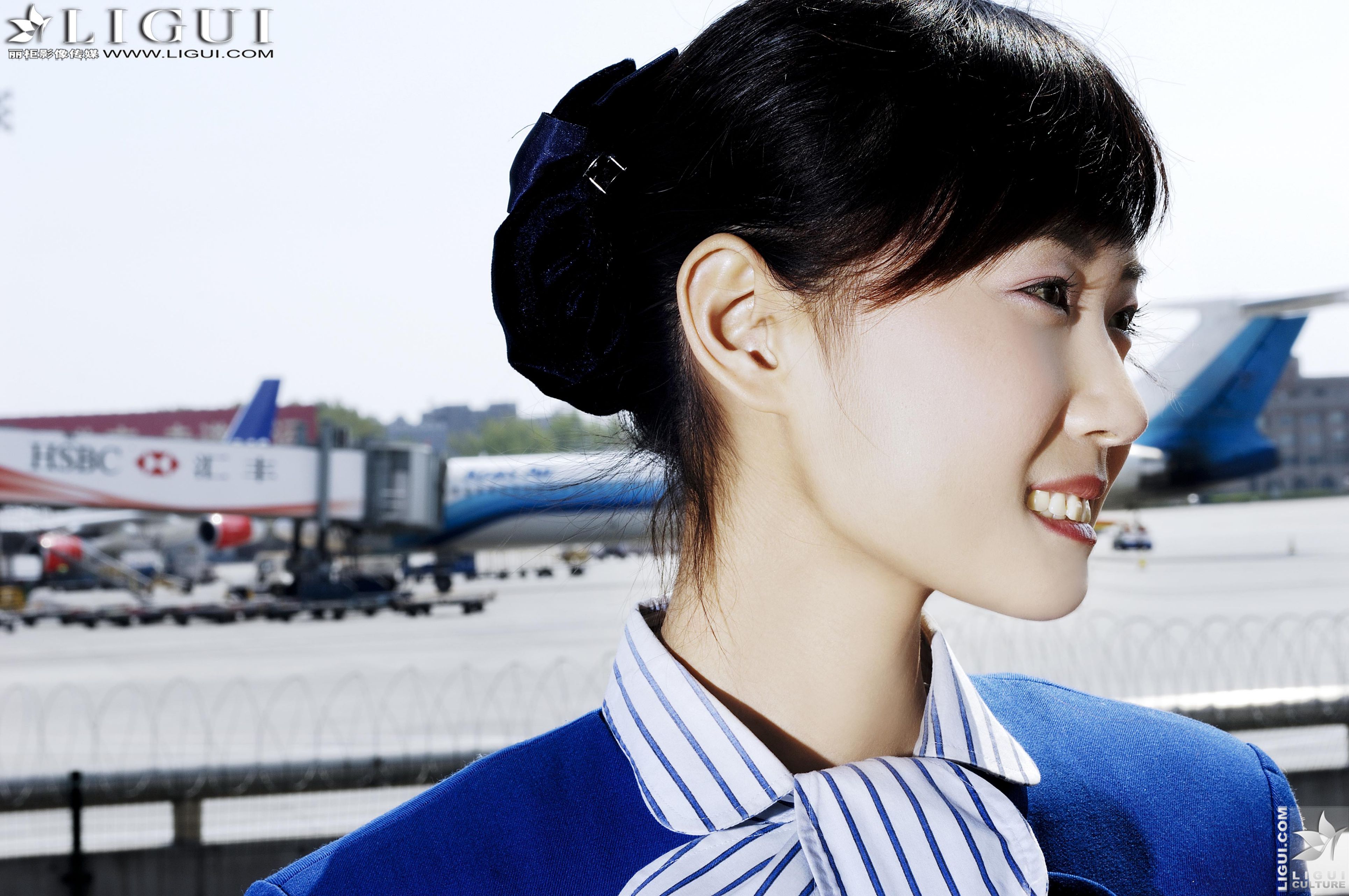 Model 婷婷《空姐系列》 [丽柜LiGui] 美腿丝足写真图片