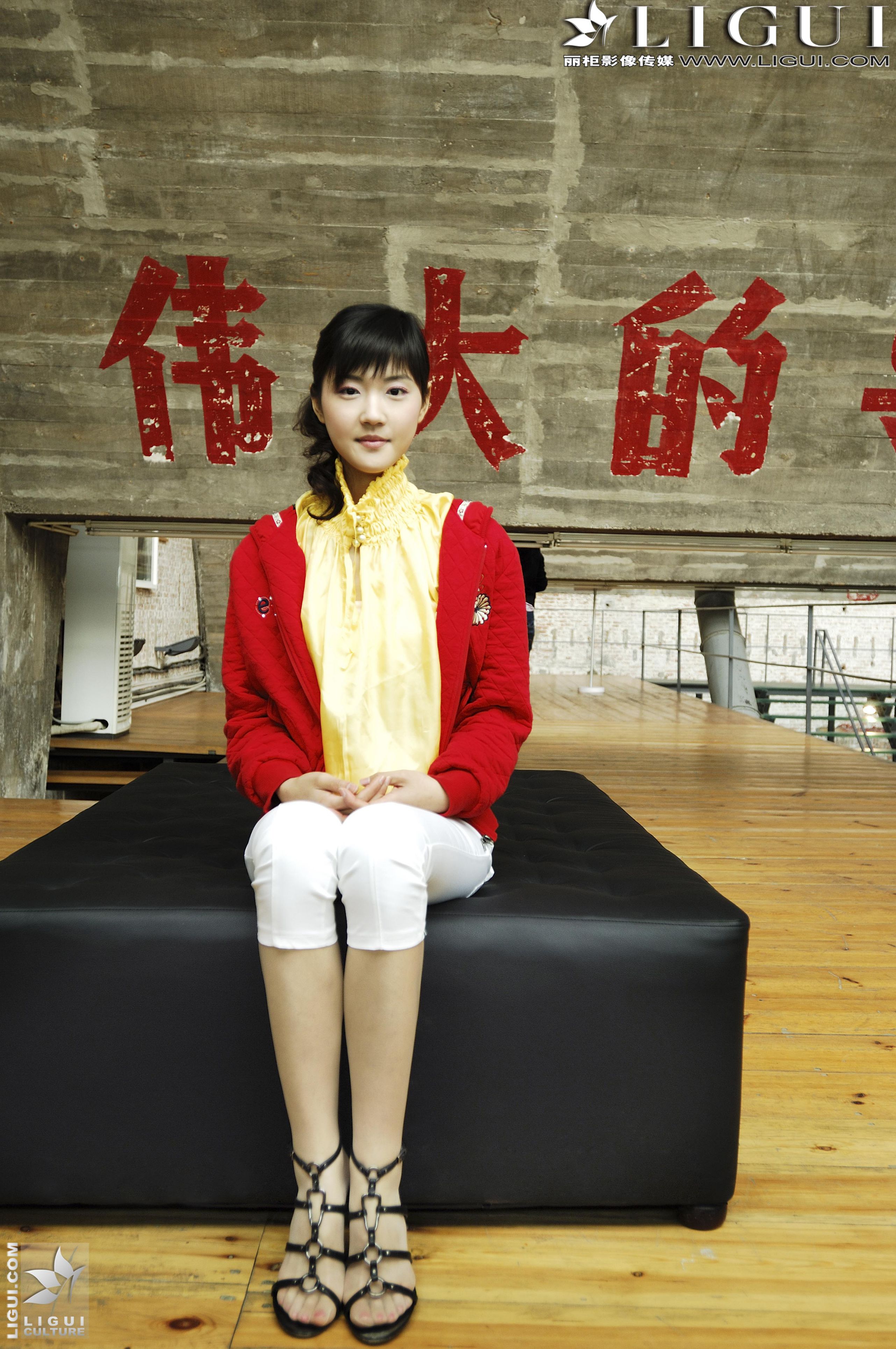 [丽柜贵足LiGui] Model 婷婷《街拍高跟系列》美腿丝足写真图片