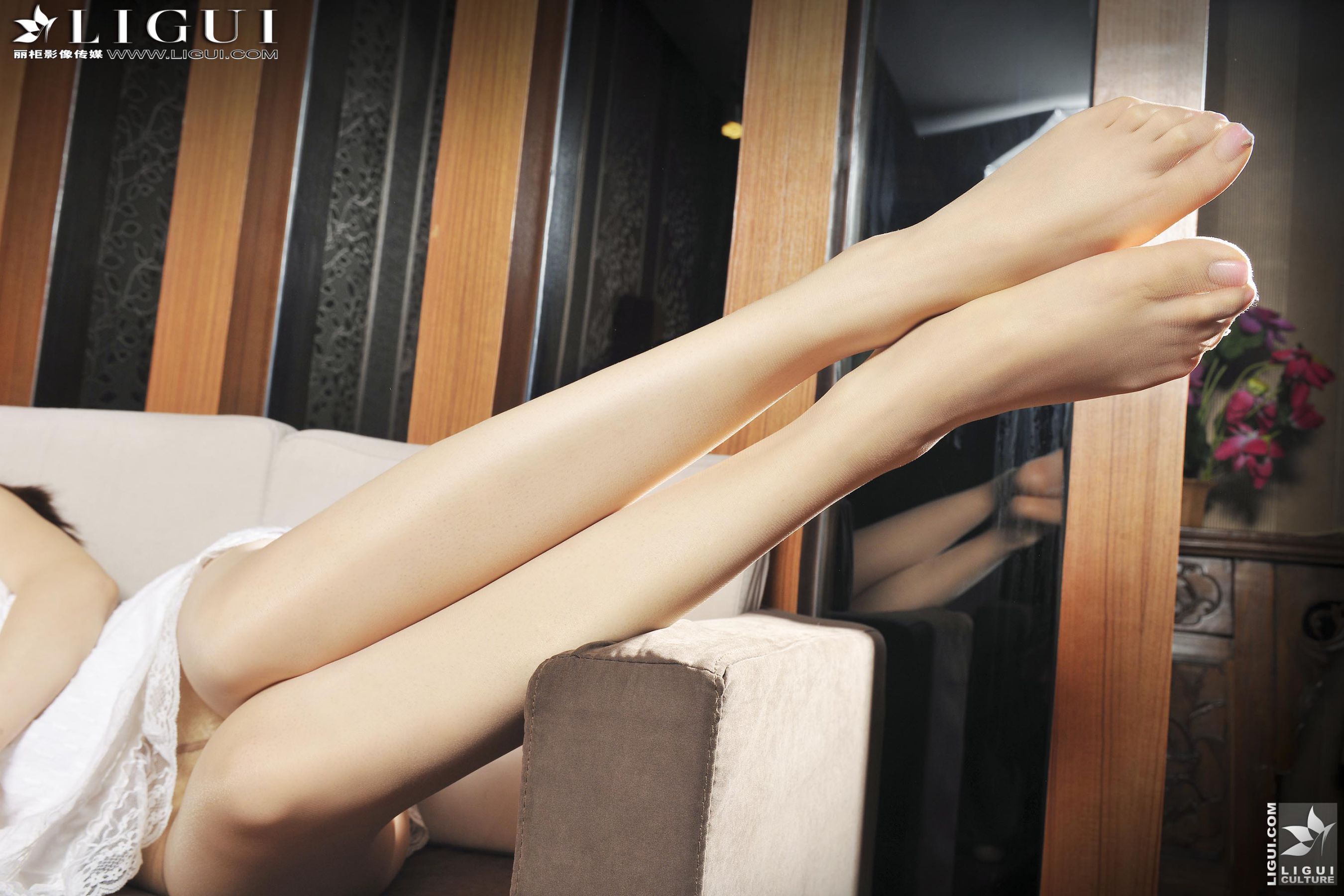Model 美辰《清纯连衣裙少女丝足》上下全集 [丽柜贵足LiGui] 美腿玉足写真图片