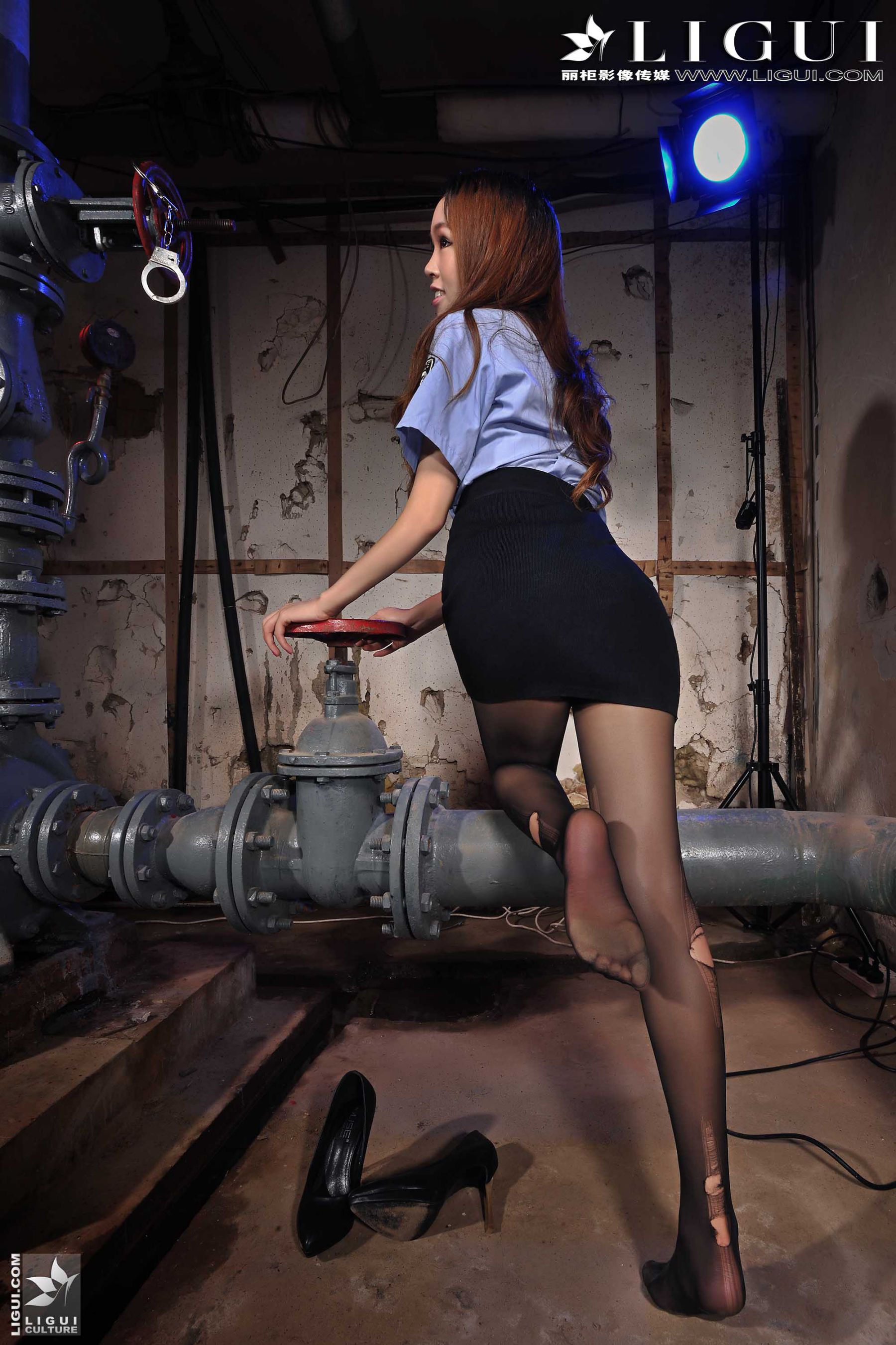 Model 薇薇《黑丝镣铐女警》 [丽柜贵足LiGui] 美腿丝足写真图片