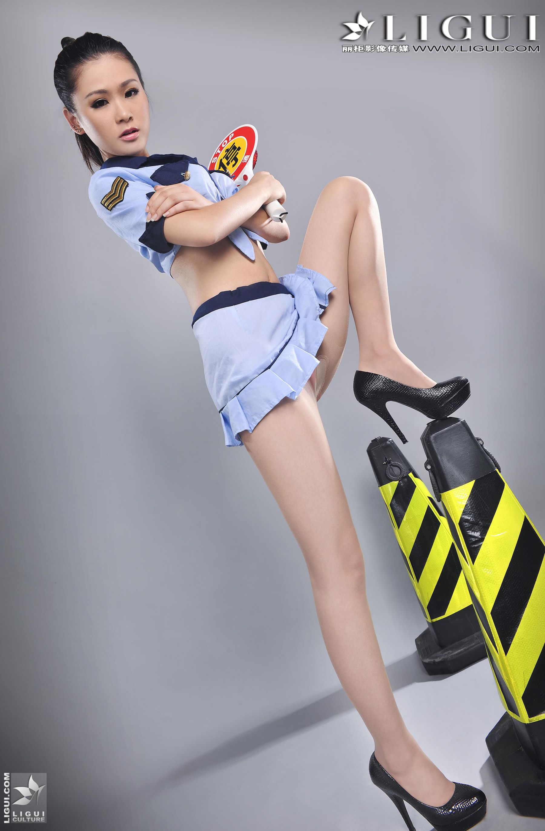 [丽柜贵足LiGui] Model 凌凌《制服高跟》上下全集 美腿丝足写真图片