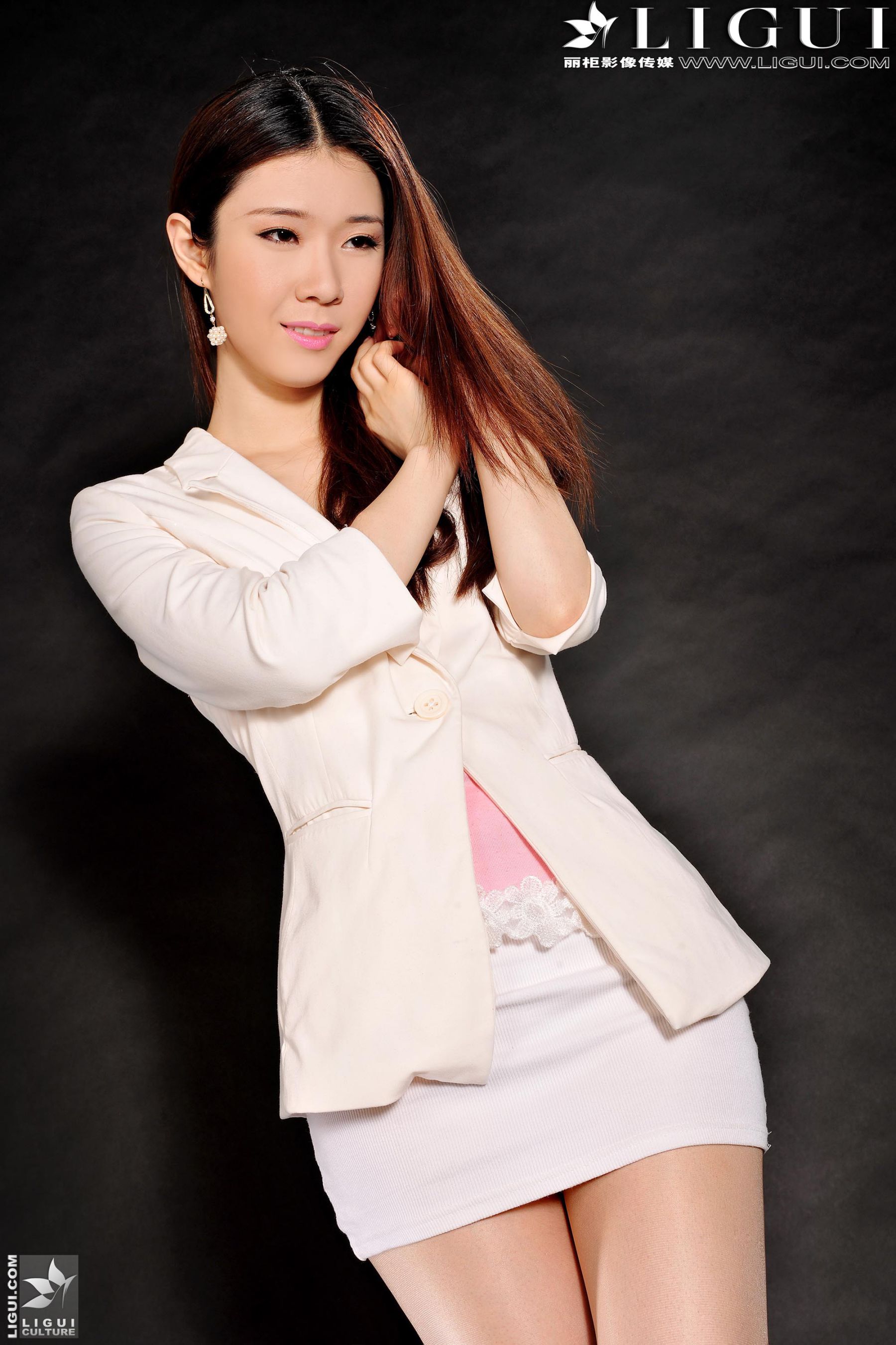 [丽柜贵足LiGui] Model 美辰《OL时尚丽人》美腿丝足写真图片