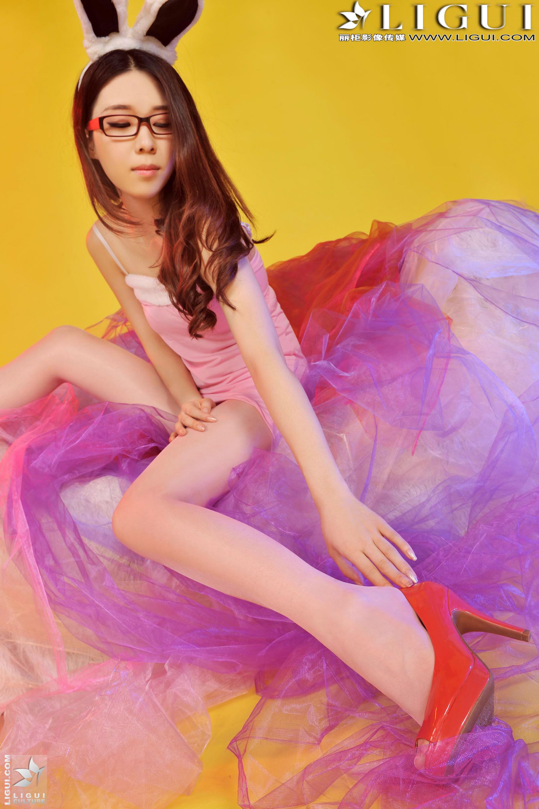 Model 美辰《红高跟兔女郎》上下全集 [丽柜贵足LiGui] 美腿丝足写真图片