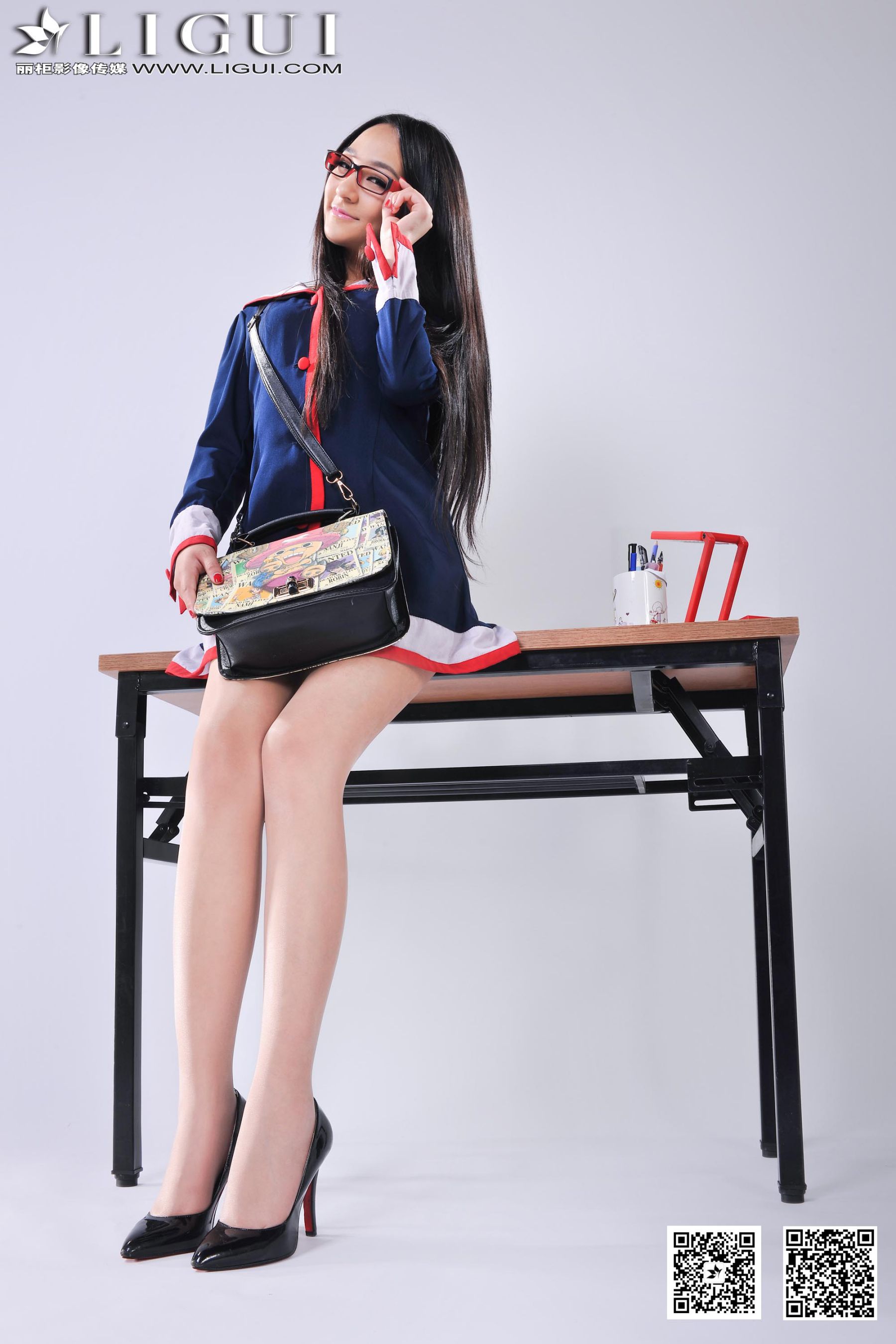 [丽柜LiGui] Model Amily《小眼镜学妹丝足》上下全集 美腿玉足写真图片