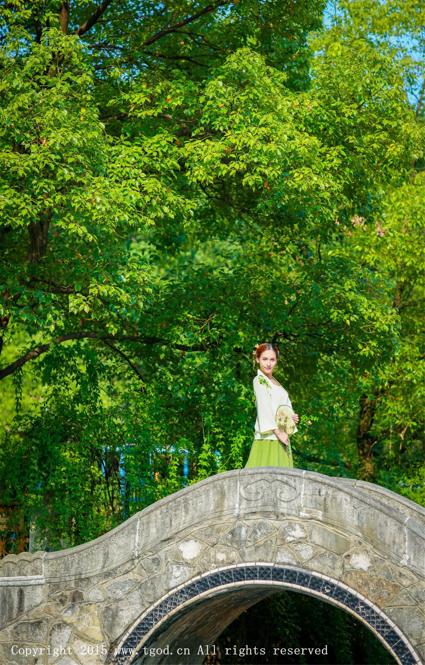 艾希ICE《女神身着清新汉服 从湖畔缓缓走来》 [TGOD推女神] 写真集