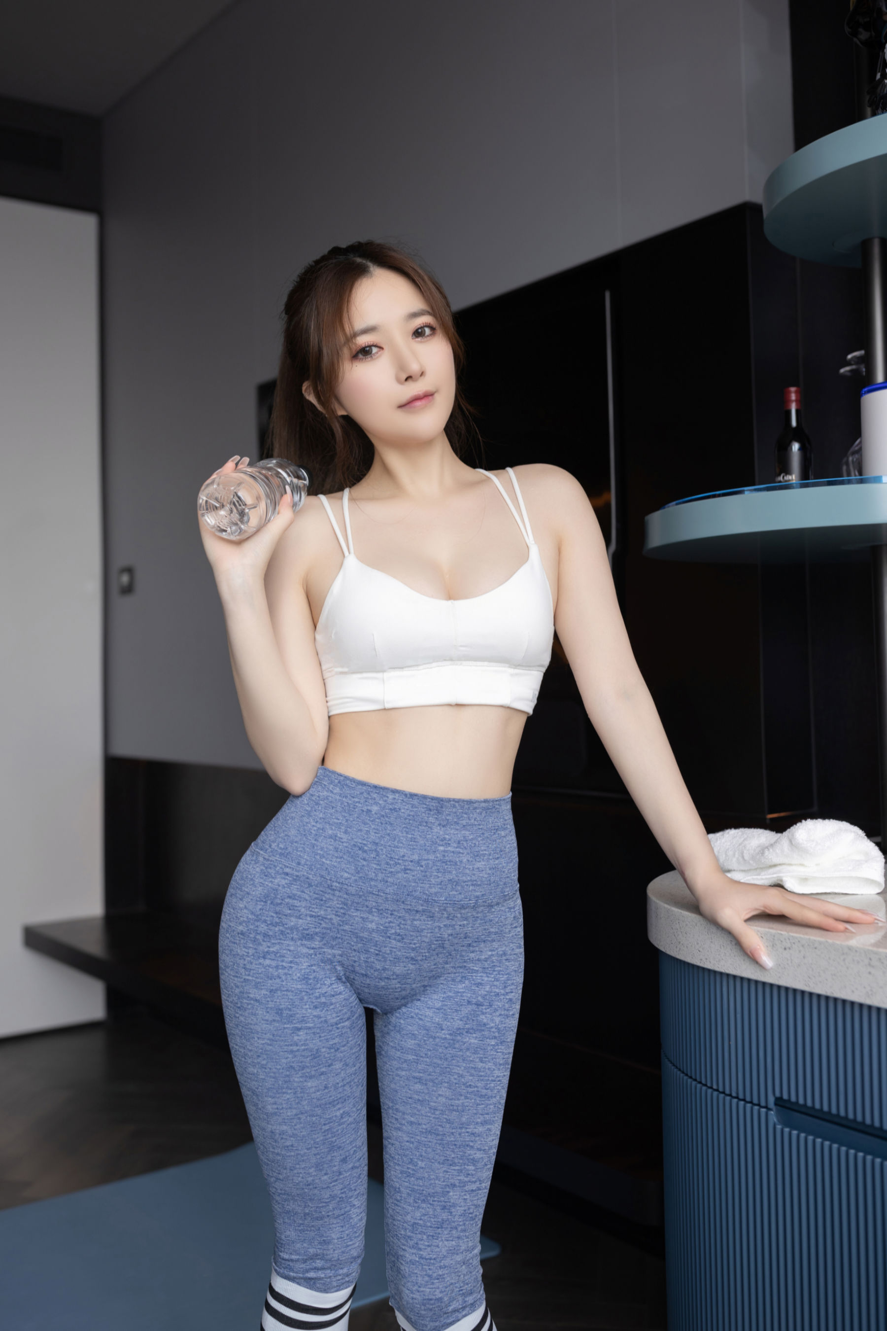 鱼子酱瑜伽服写真