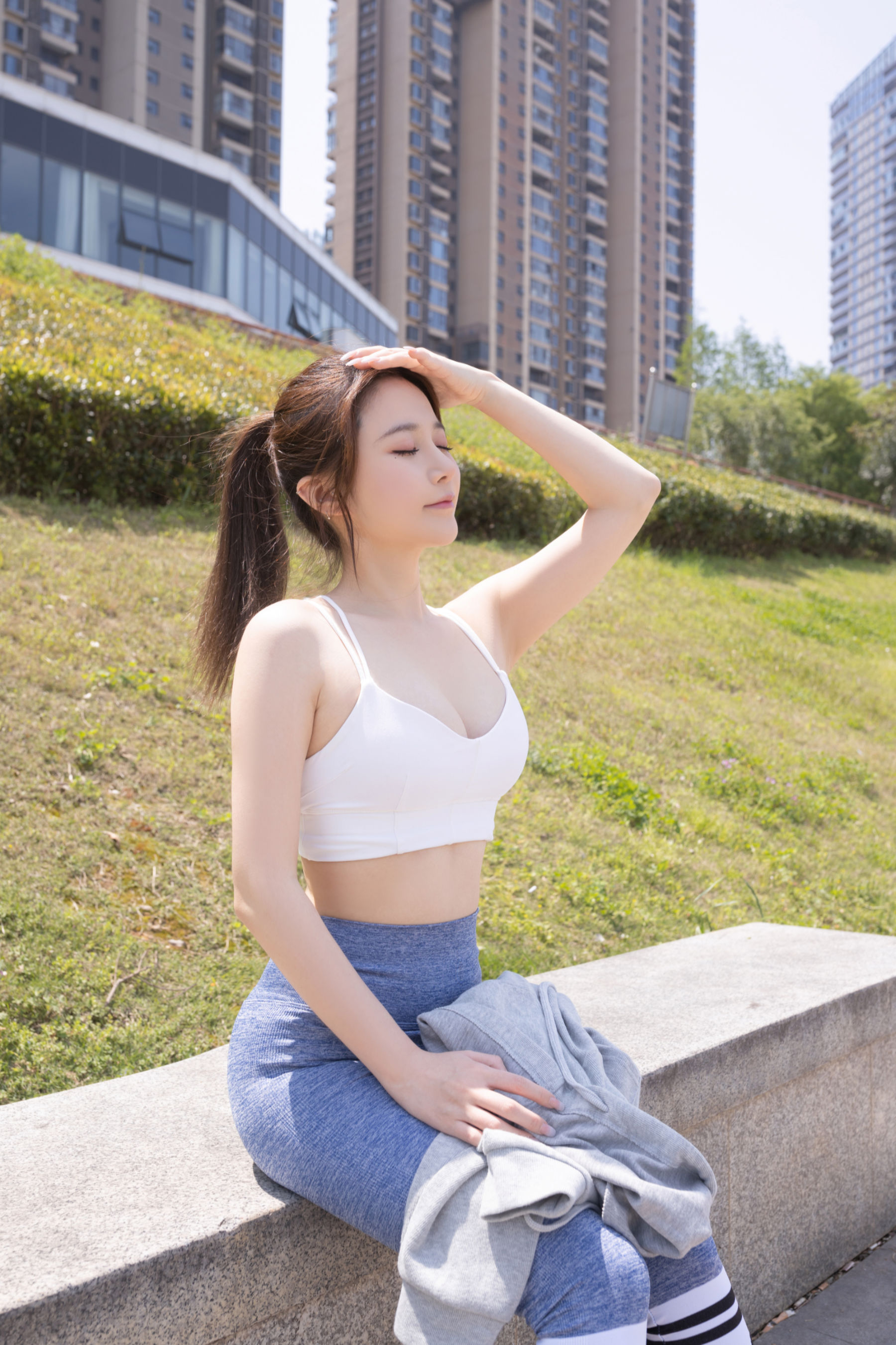 鱼子酱瑜伽服写真