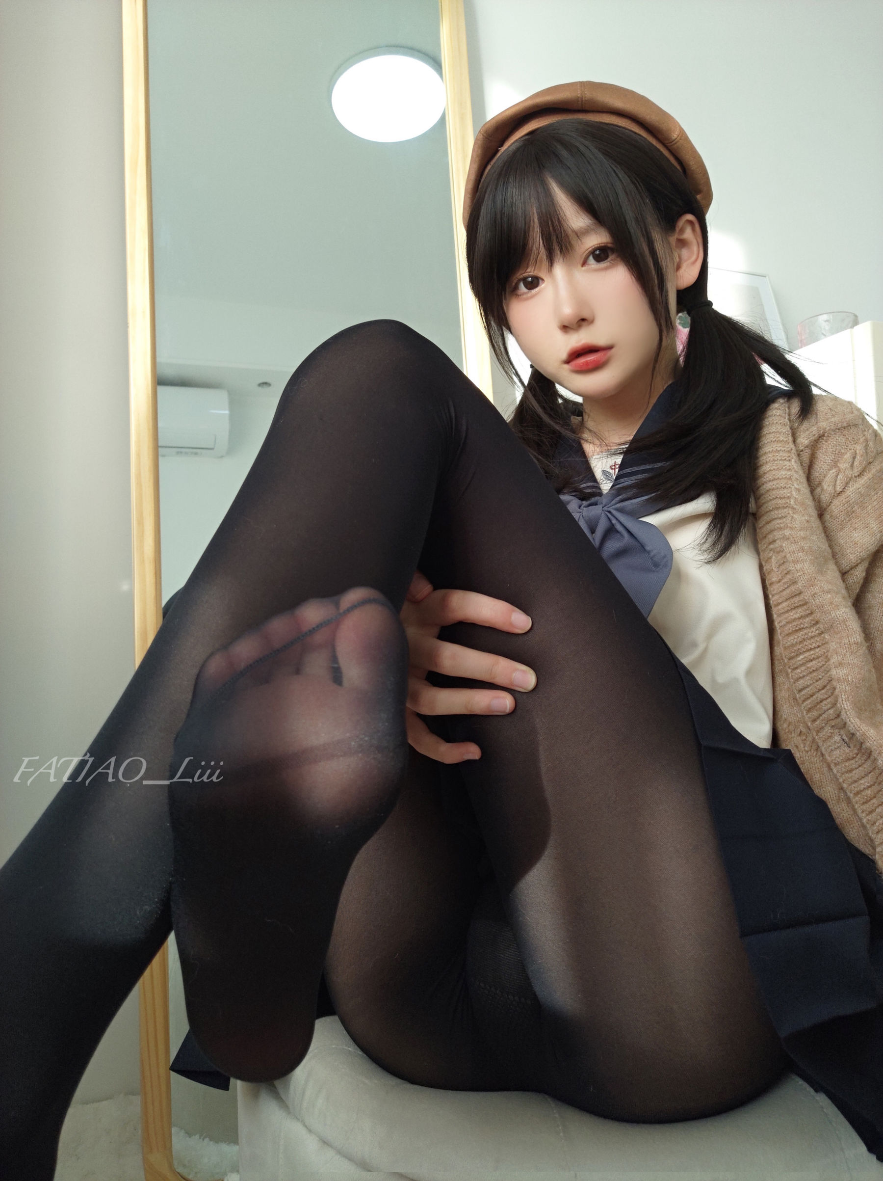 迷之呆梨(发条少女)[fantia] 2023-02-05 制服の中に何を着ているのか見たいですか