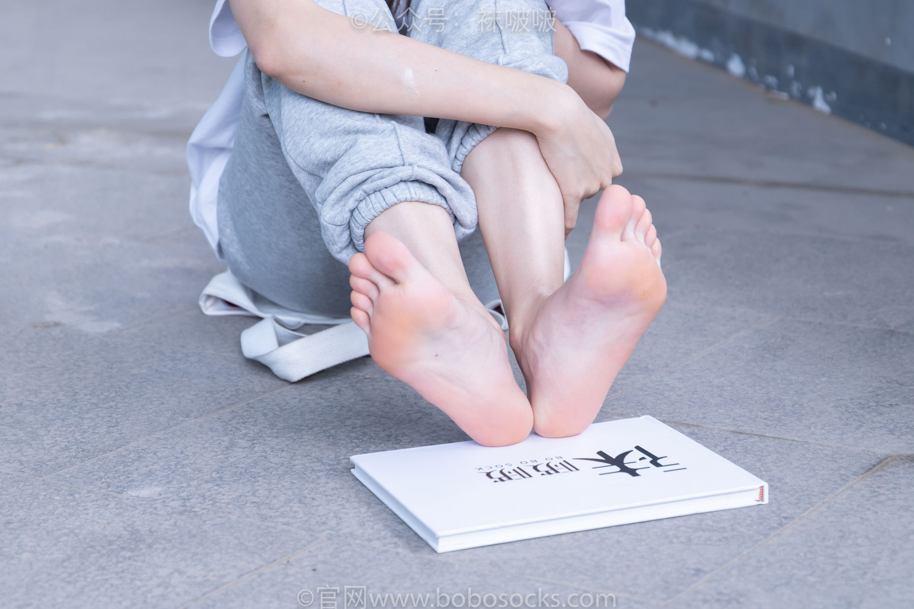 BoBoSocks袜啵啵 No.012 泡芙-运动鞋、白棉袜、裸足