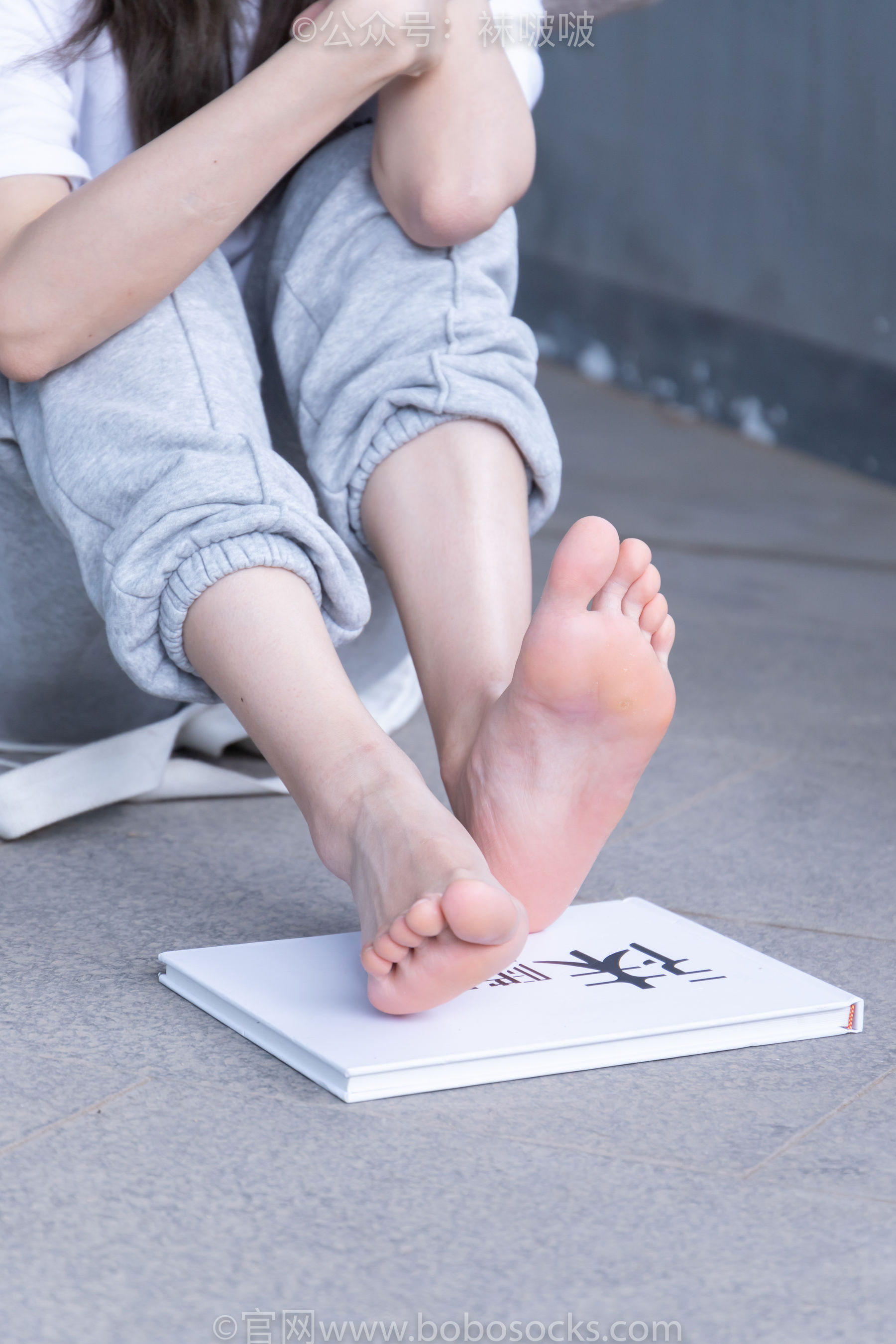 BoBoSocks袜啵啵 No.012 泡芙-运动鞋、白棉袜、裸足