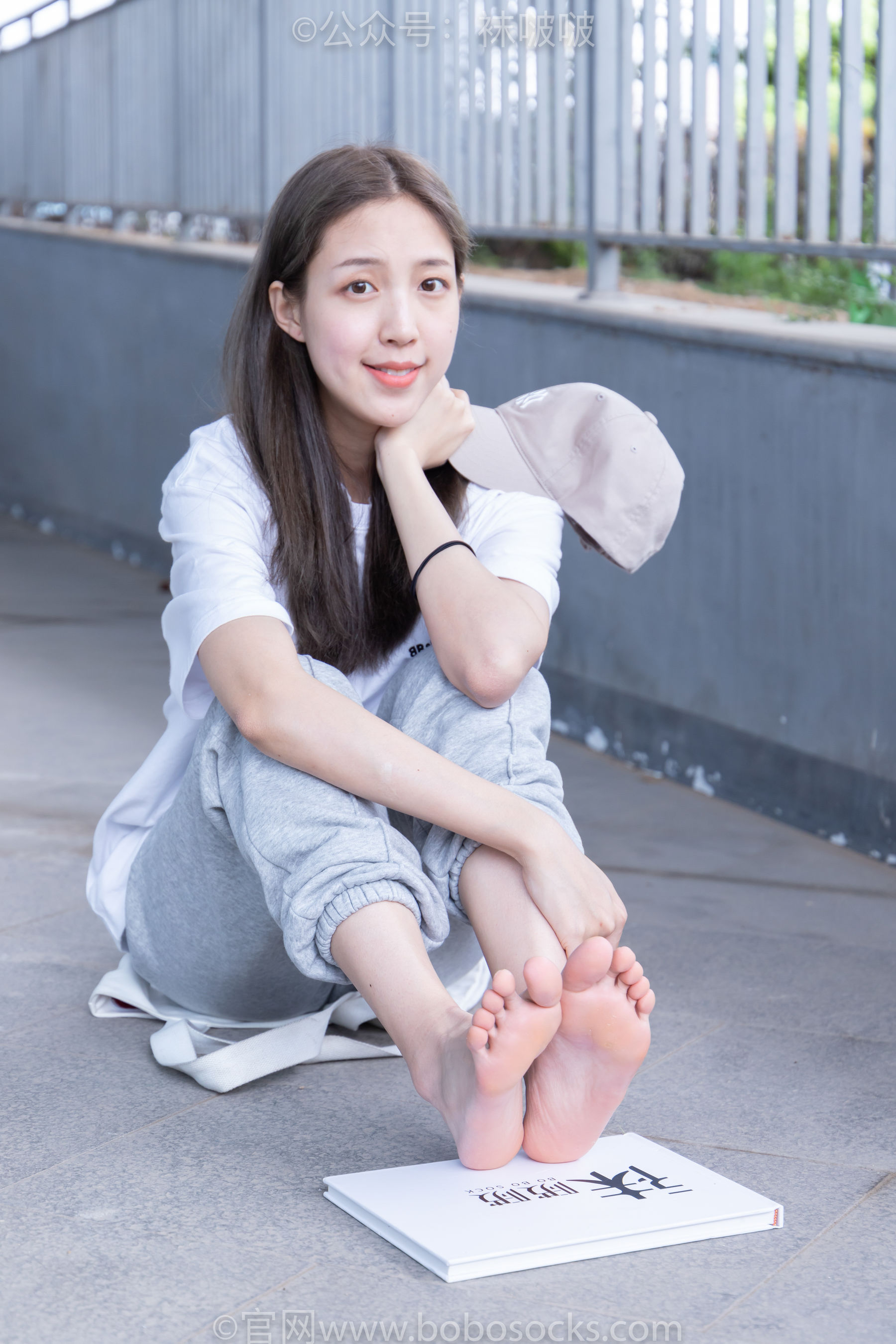 BoBoSocks袜啵啵 No.012 泡芙-运动鞋、白棉袜、裸足