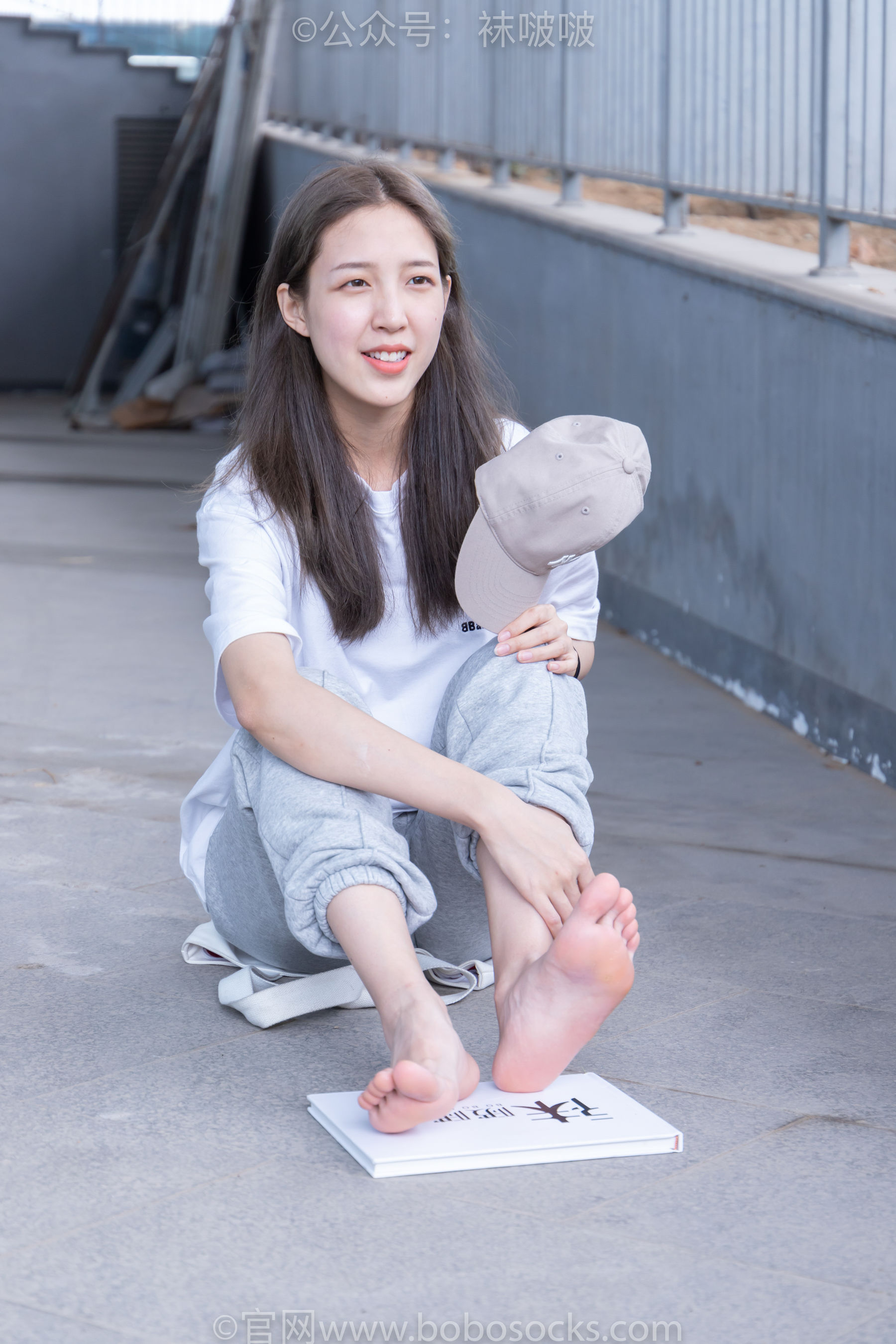 BoBoSocks袜啵啵 No.012 泡芙-运动鞋、白棉袜、裸足
