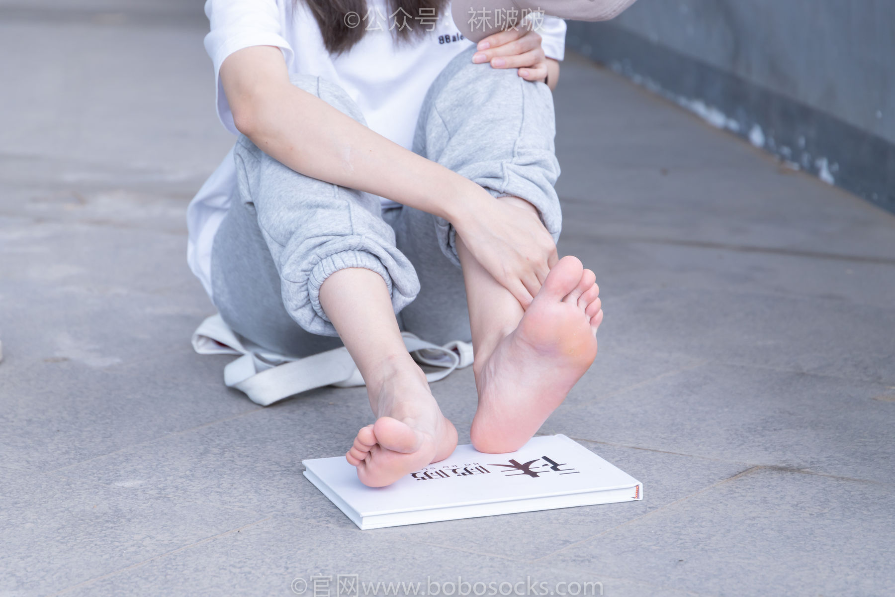 BoBoSocks袜啵啵 No.012 泡芙-运动鞋、白棉袜、裸足
