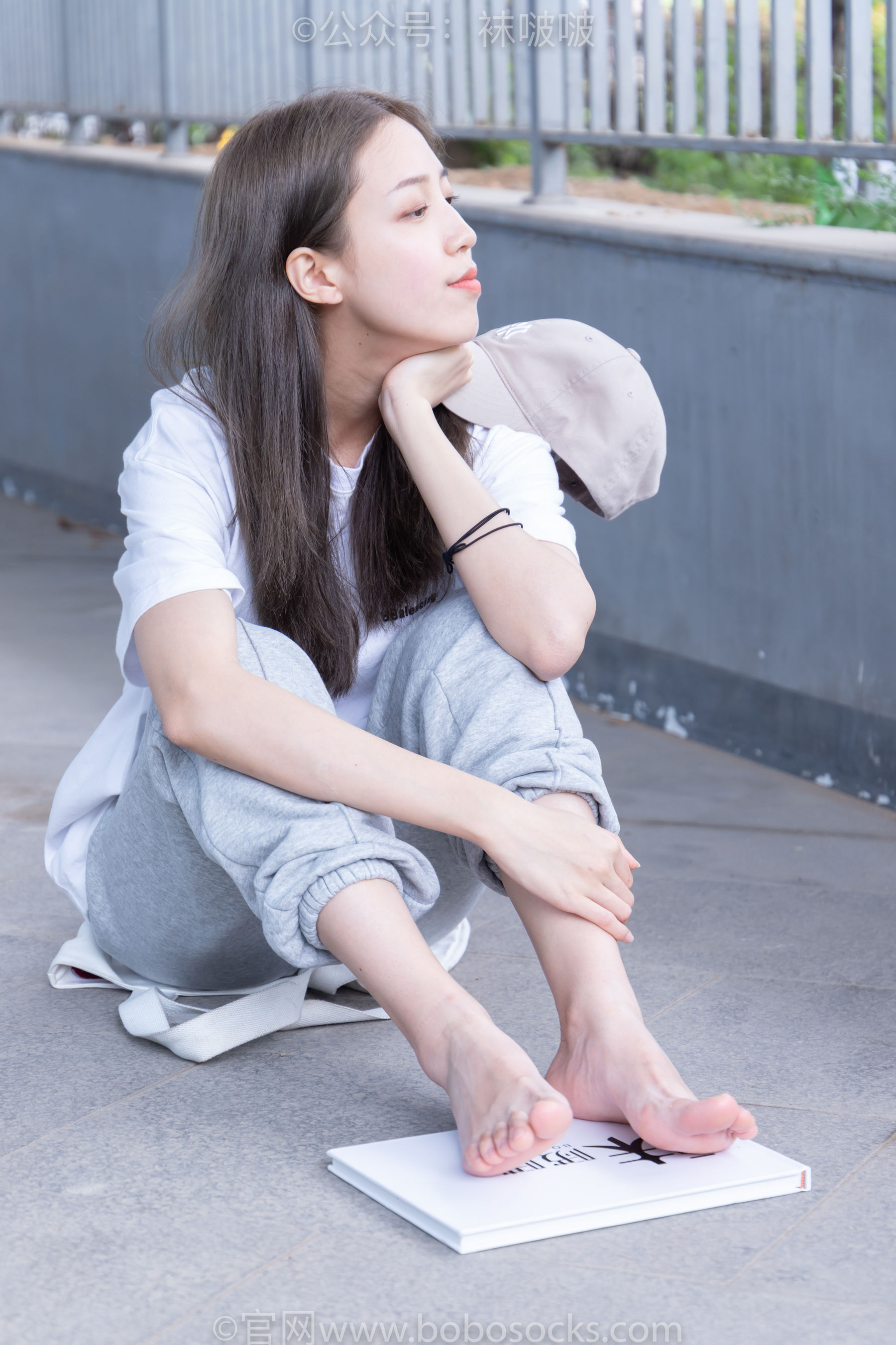BoBoSocks袜啵啵 No.012 泡芙-运动鞋、白棉袜、裸足