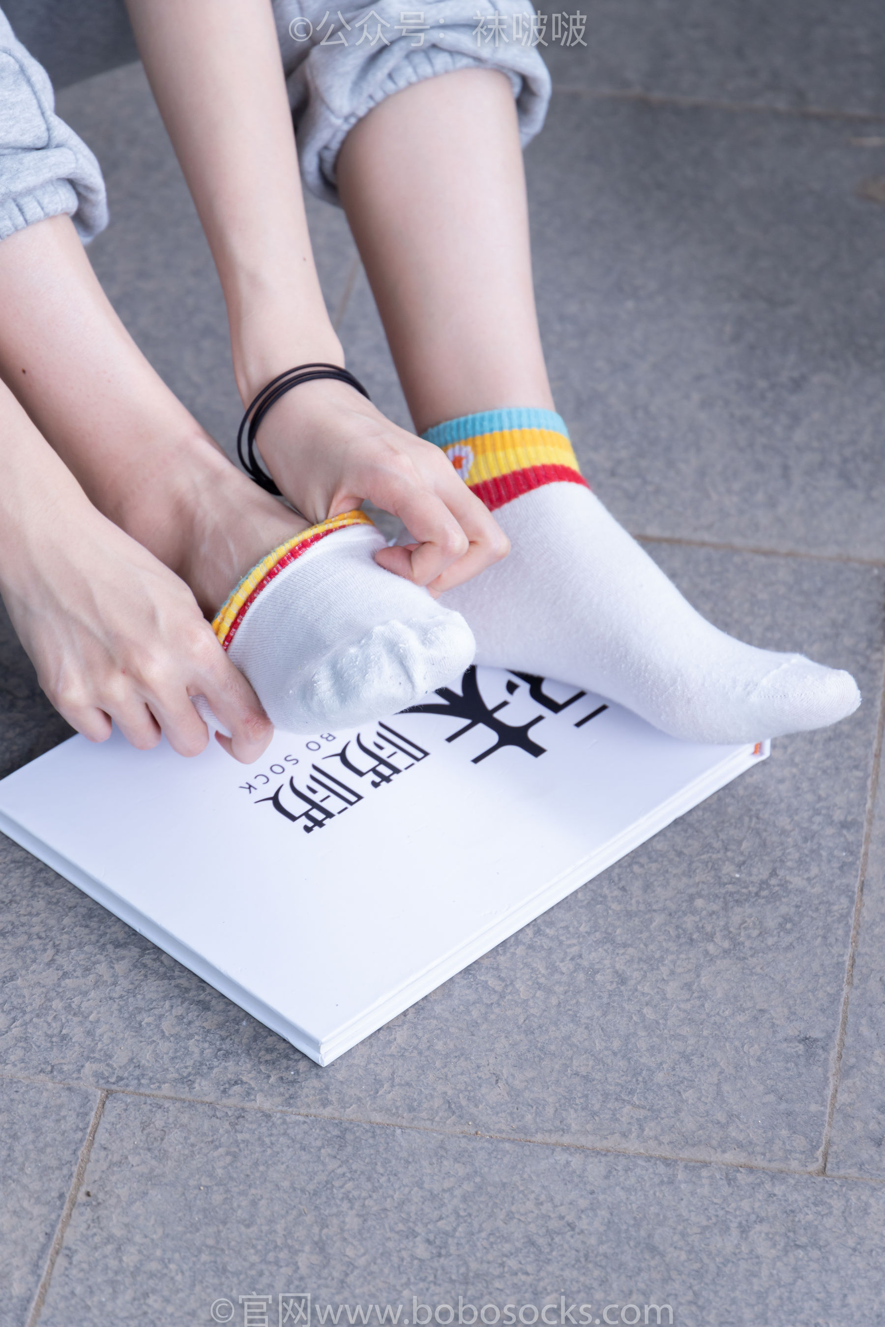 BoBoSocks袜啵啵 No.012 泡芙-运动鞋、白棉袜、裸足
