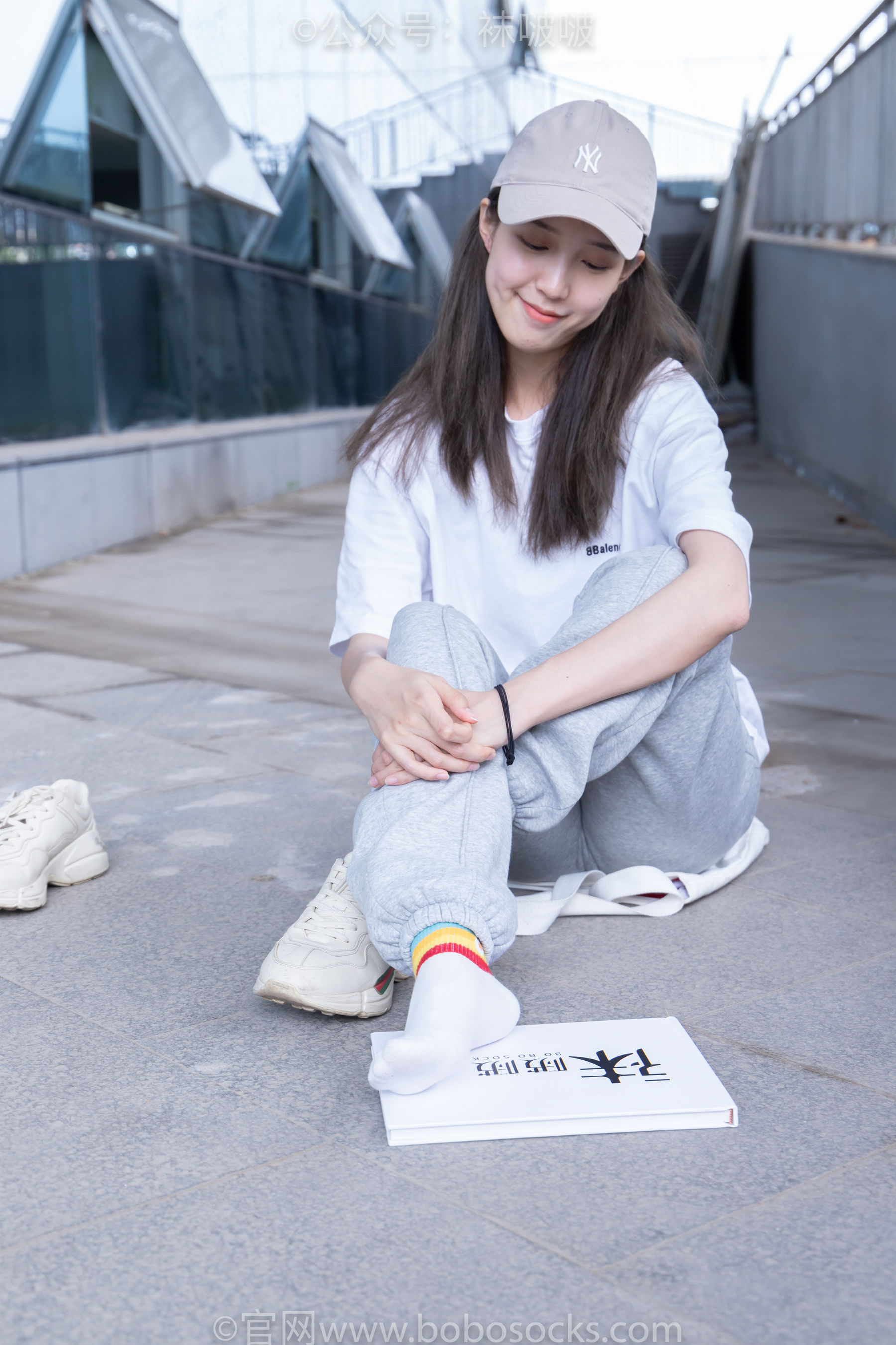 BoBoSocks袜啵啵 No.012 泡芙-运动鞋、白棉袜、裸足
