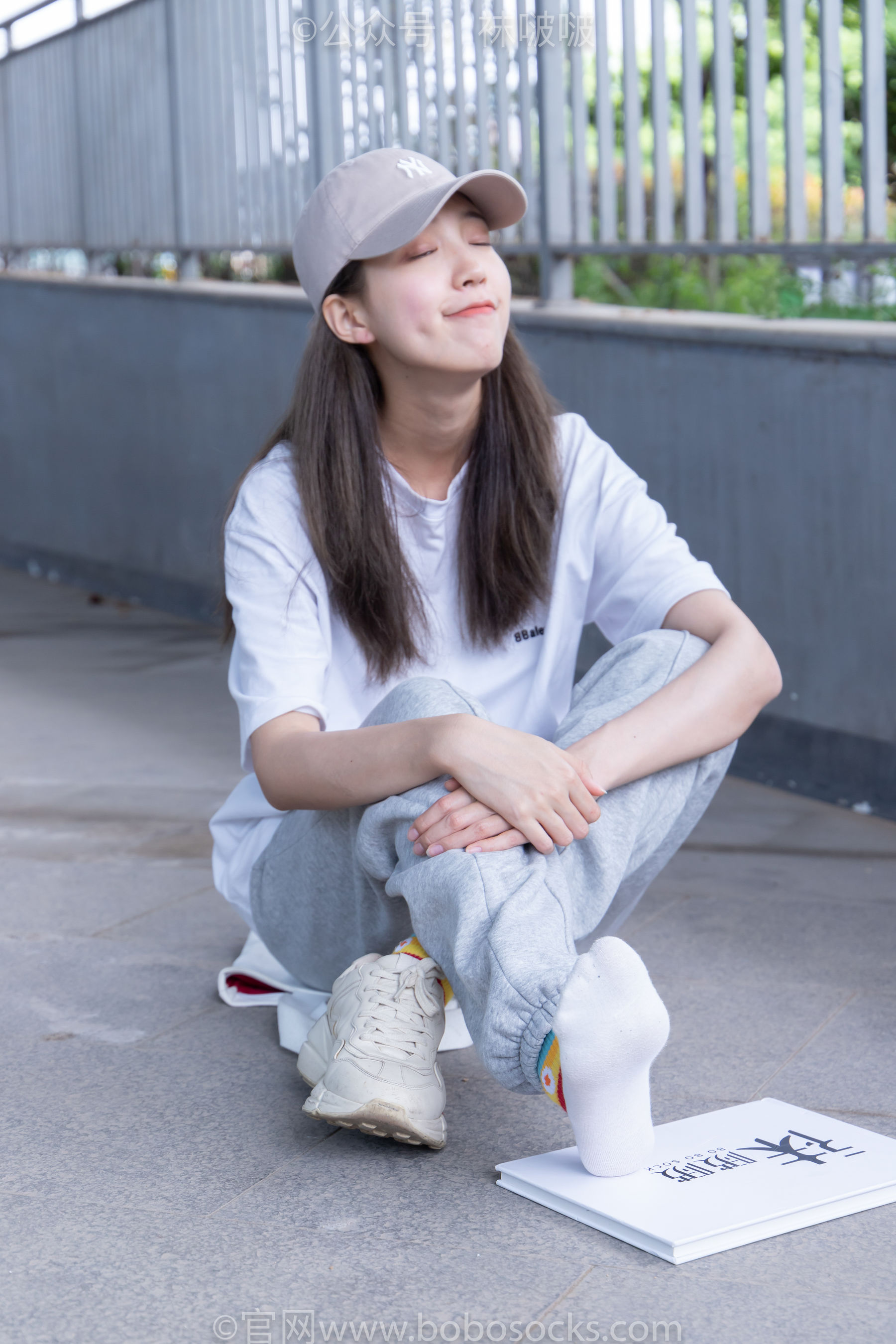 BoBoSocks袜啵啵 No.012 泡芙-运动鞋、白棉袜、裸足