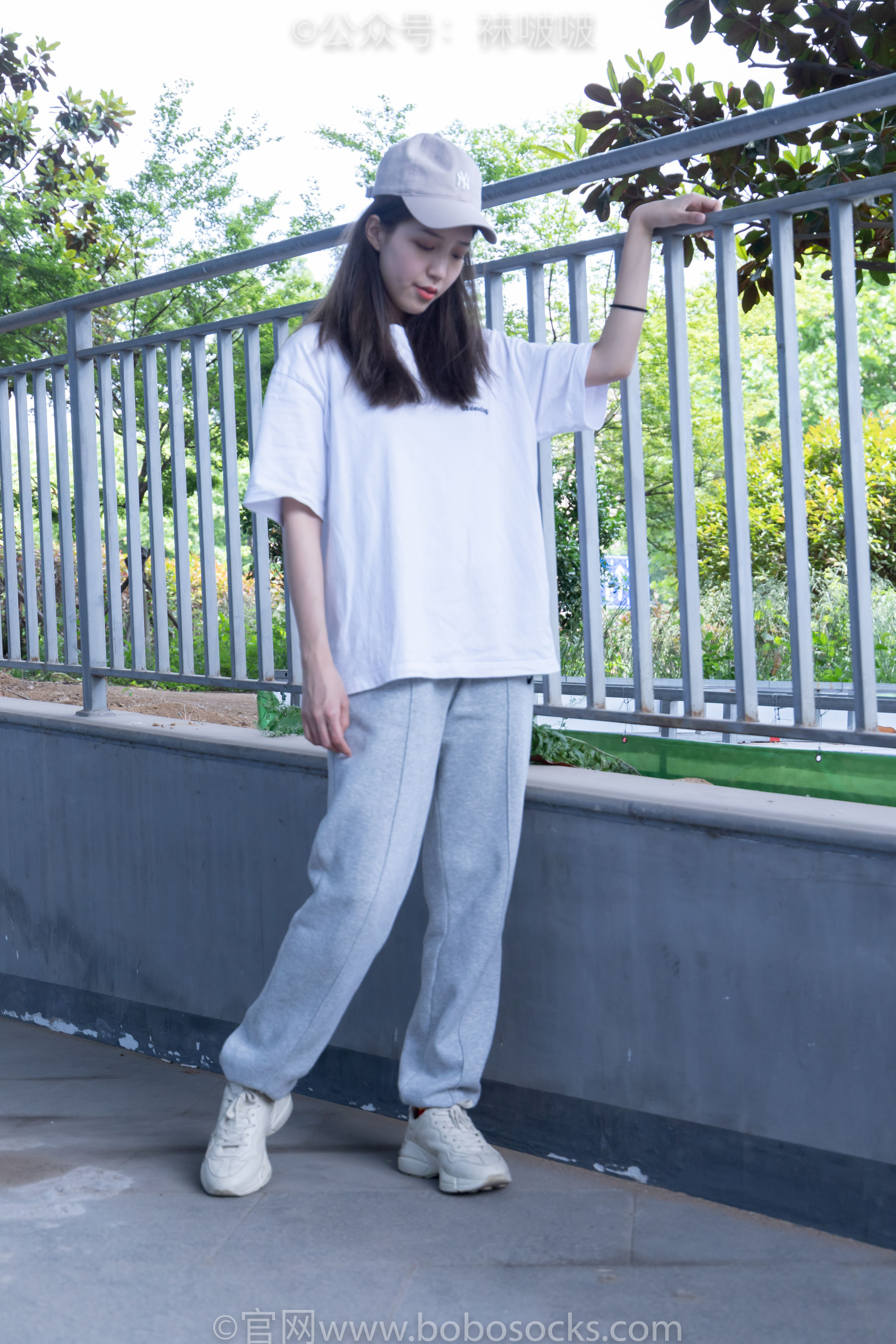 BoBoSocks袜啵啵 No.012 泡芙-运动鞋、白棉袜、裸足