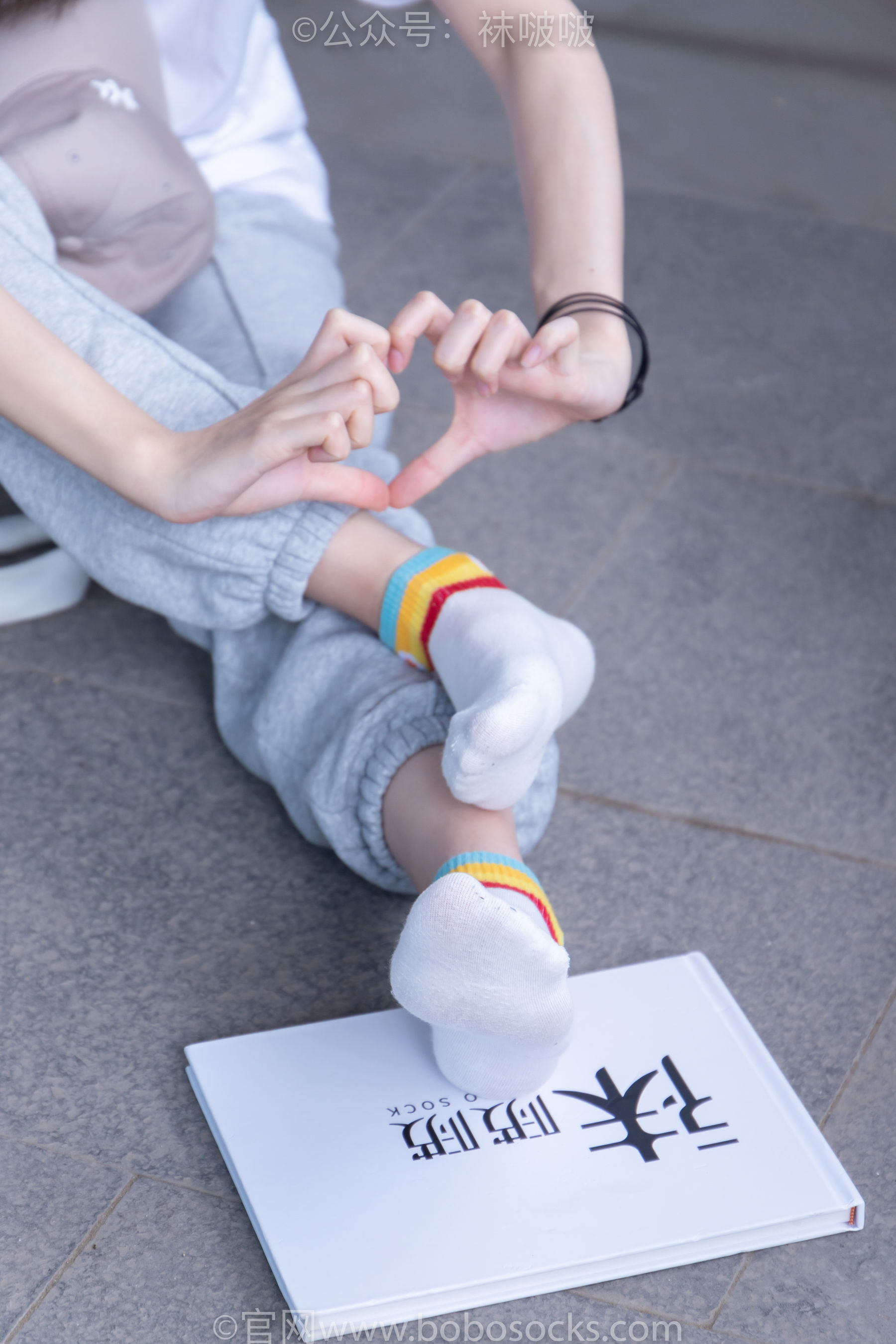 BoBoSocks袜啵啵 No.012 泡芙-运动鞋、白棉袜、裸足