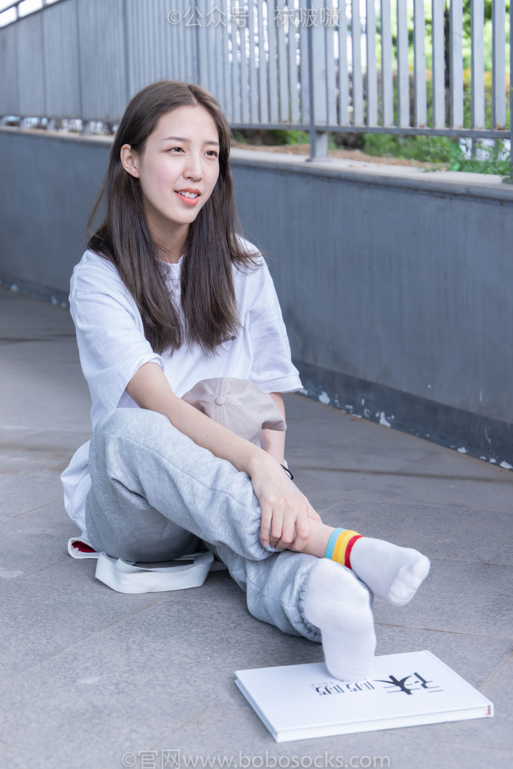 BoBoSocks袜啵啵 No.012 泡芙-运动鞋、白棉袜、裸足