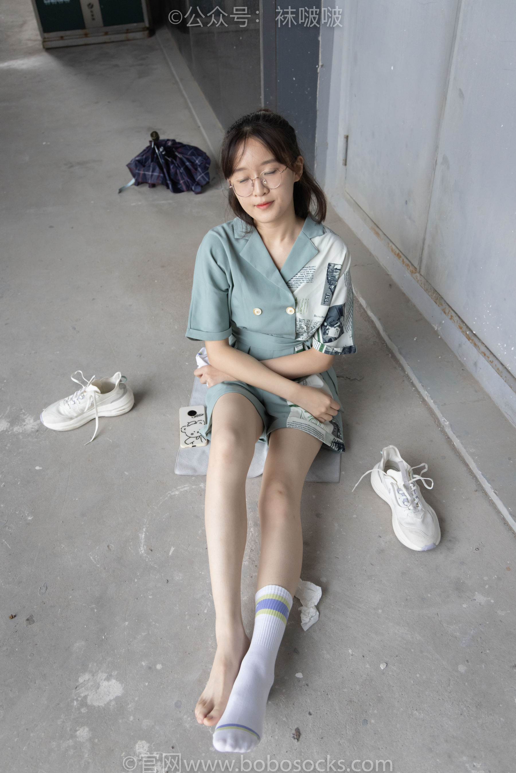 BoBoSocks袜啵啵 No.025 熊熊-安踏运动鞋、白色棉袜、裸足