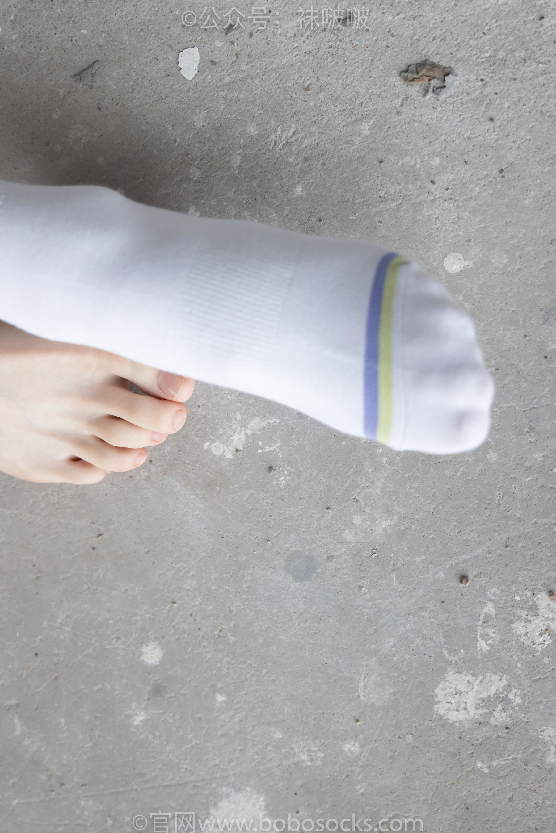 BoBoSocks袜啵啵 No.025 熊熊-安踏运动鞋、白色棉袜、裸足