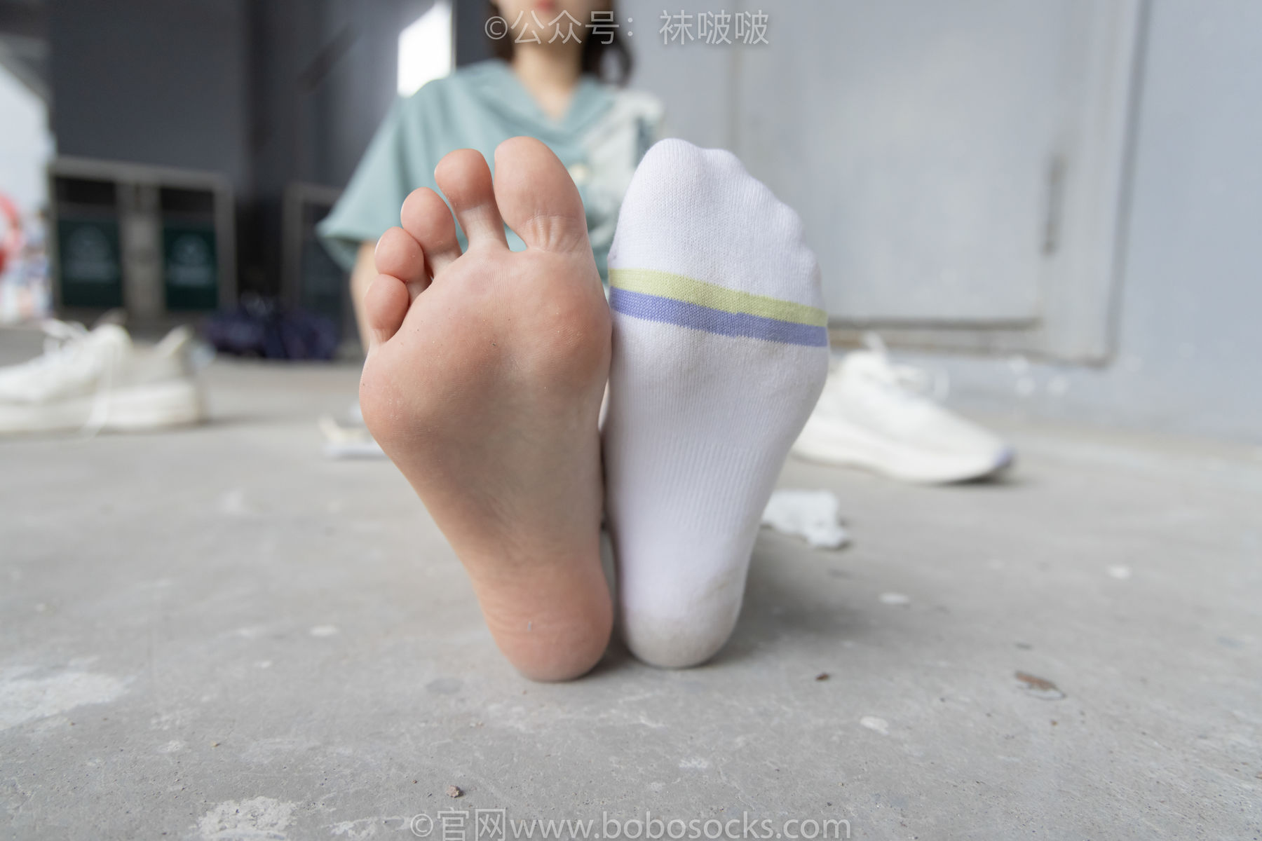 BoBoSocks袜啵啵 No.025 熊熊-安踏运动鞋、白色棉袜、裸足