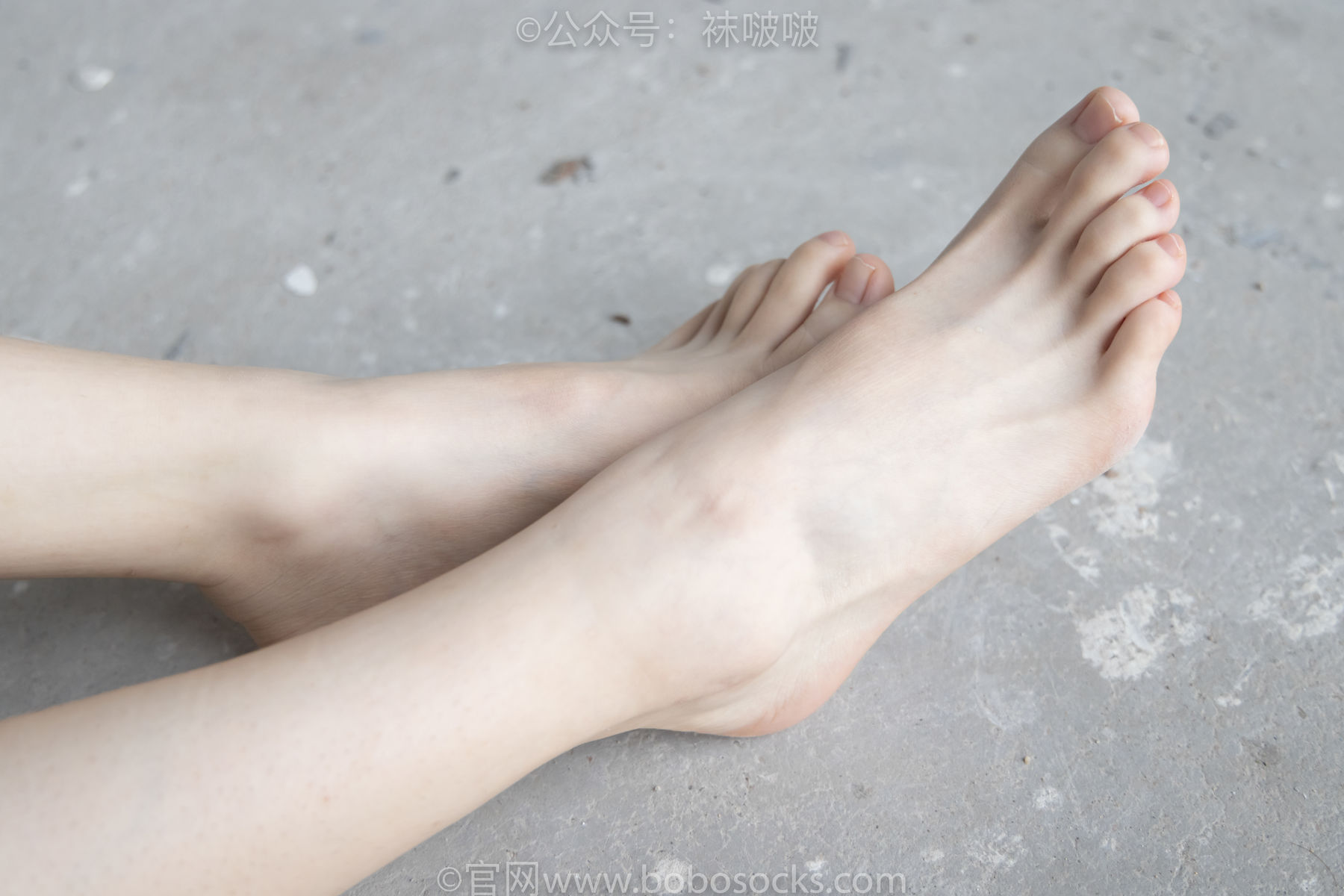 BoBoSocks袜啵啵 No.025 熊熊-安踏运动鞋、白色棉袜、裸足