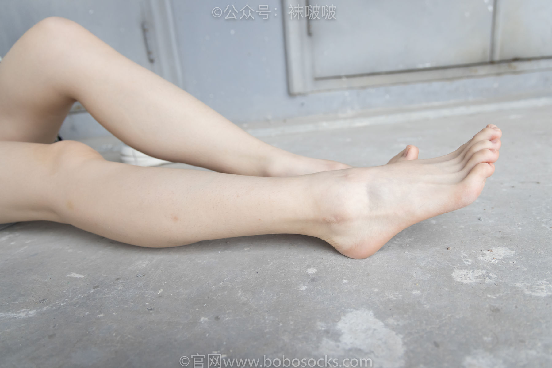 BoBoSocks袜啵啵 No.025 熊熊-安踏运动鞋、白色棉袜、裸足