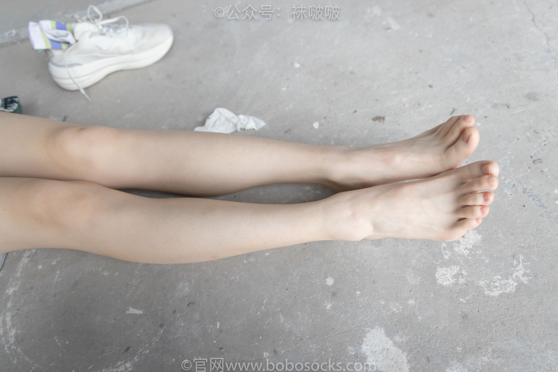 BoBoSocks袜啵啵 No.025 熊熊-安踏运动鞋、白色棉袜、裸足