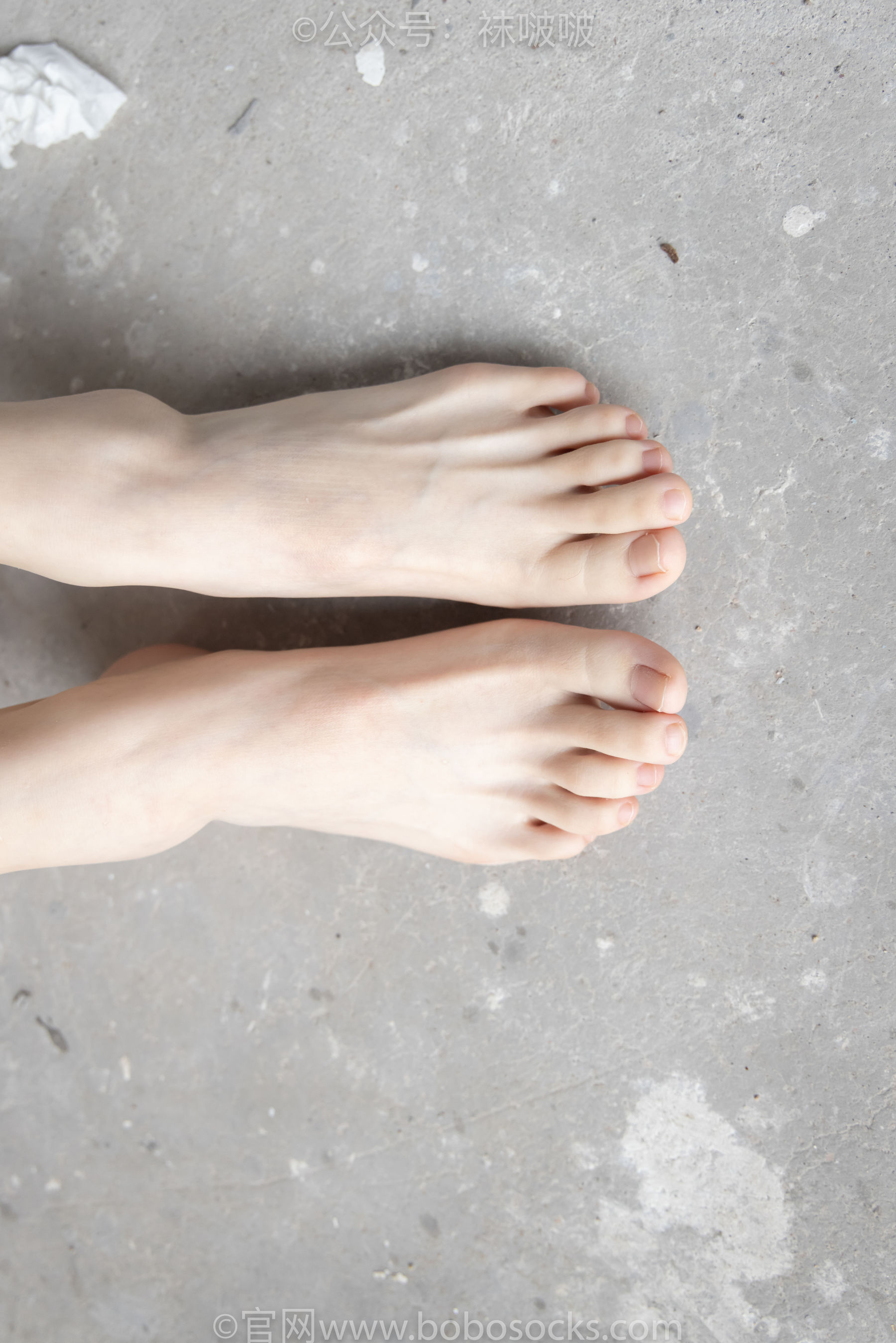BoBoSocks袜啵啵 No.025 熊熊-安踏运动鞋、白色棉袜、裸足