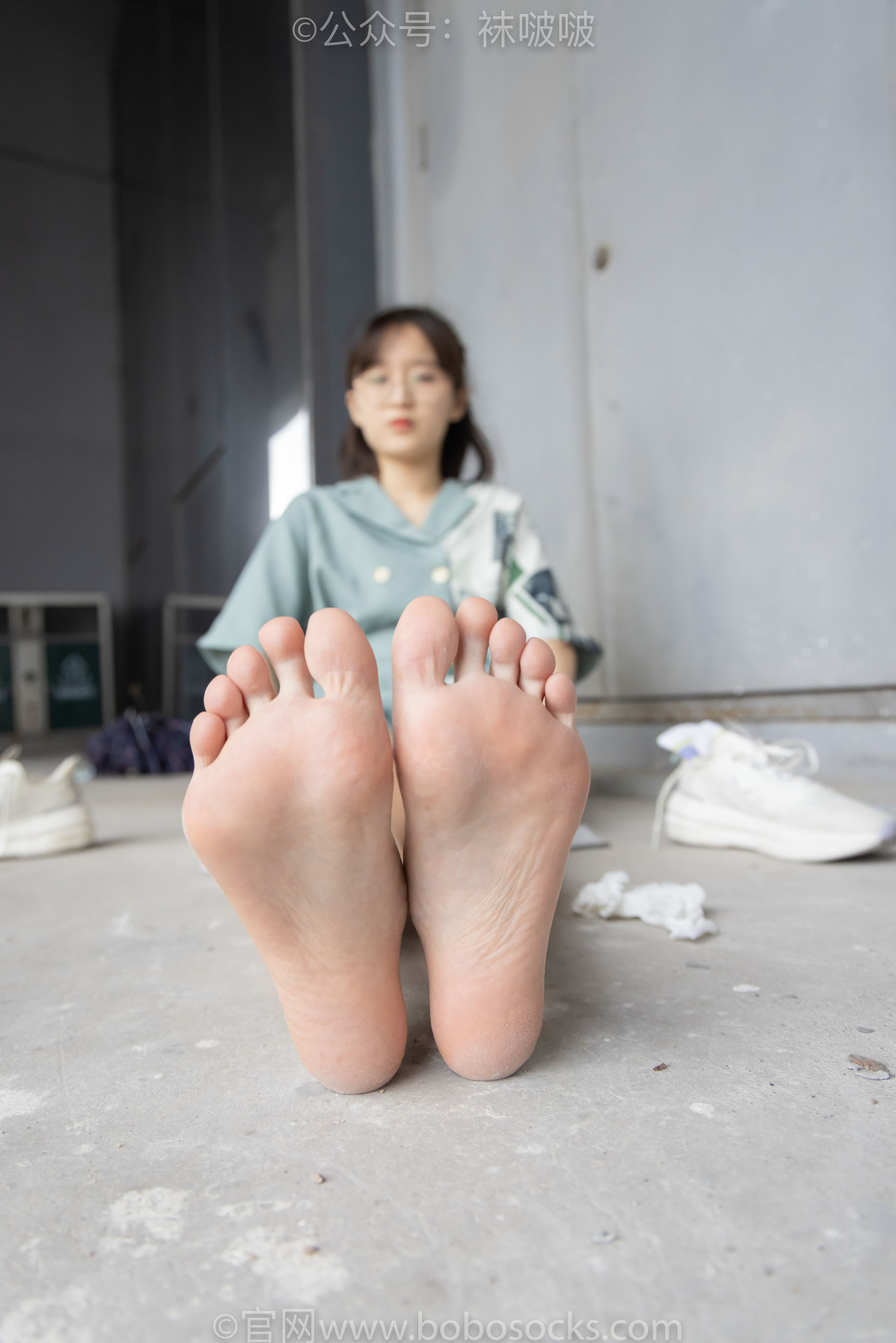BoBoSocks袜啵啵 No.025 熊熊-安踏运动鞋、白色棉袜、裸足