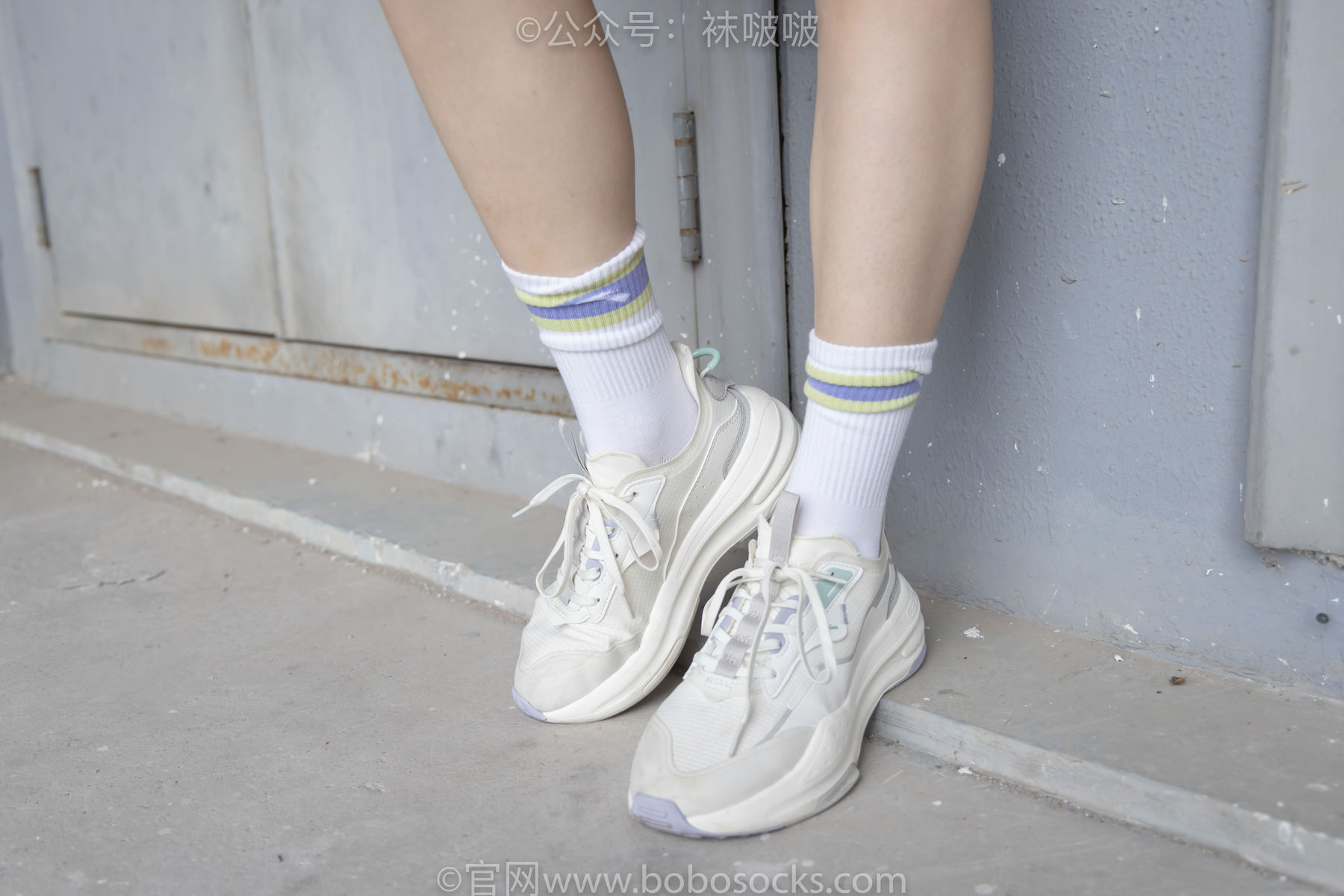 BoBoSocks袜啵啵 No.025 熊熊-安踏运动鞋、白色棉袜、裸足
