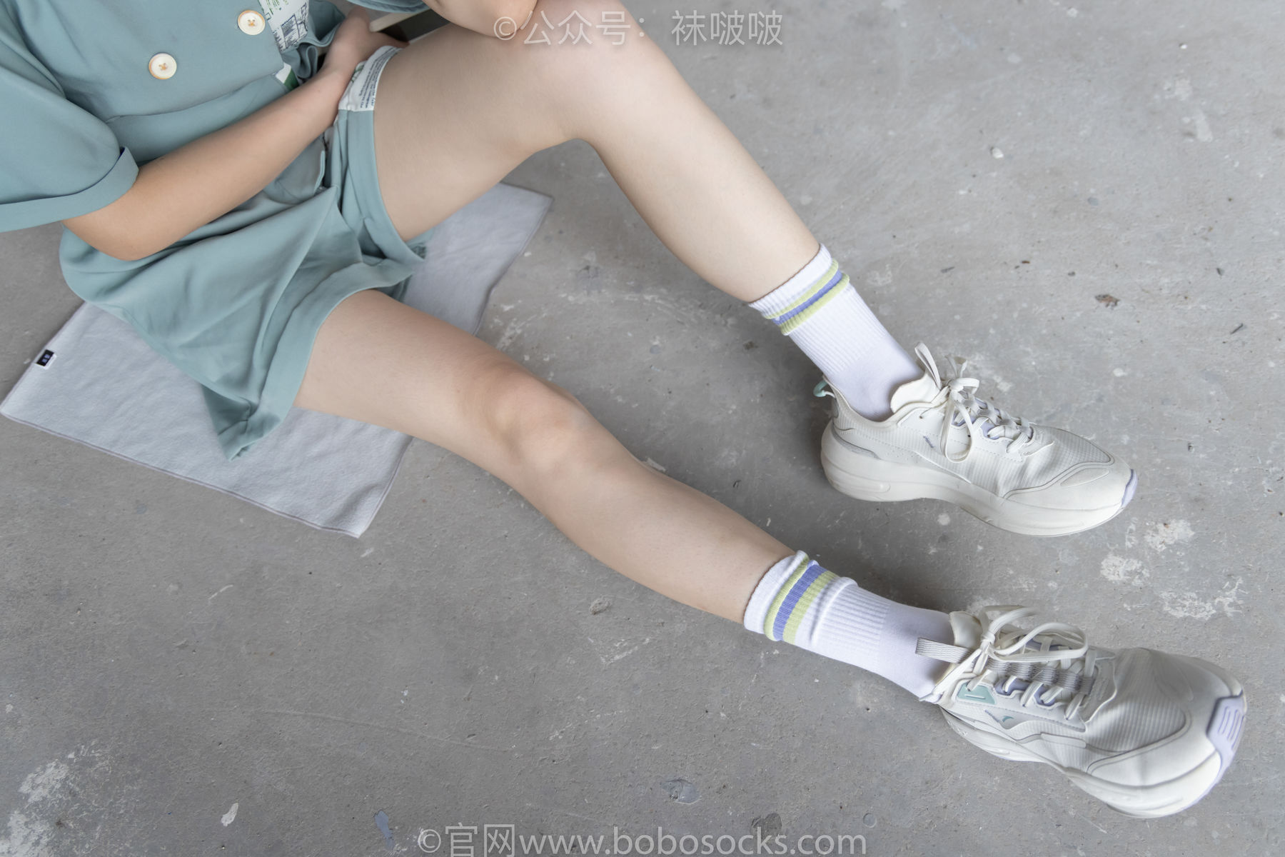 BoBoSocks袜啵啵 No.025 熊熊-安踏运动鞋、白色棉袜、裸足