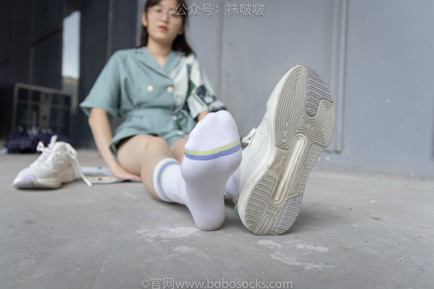 BoBoSocks袜啵啵 No.025 熊熊-安踏运动鞋、白色棉袜、裸足
