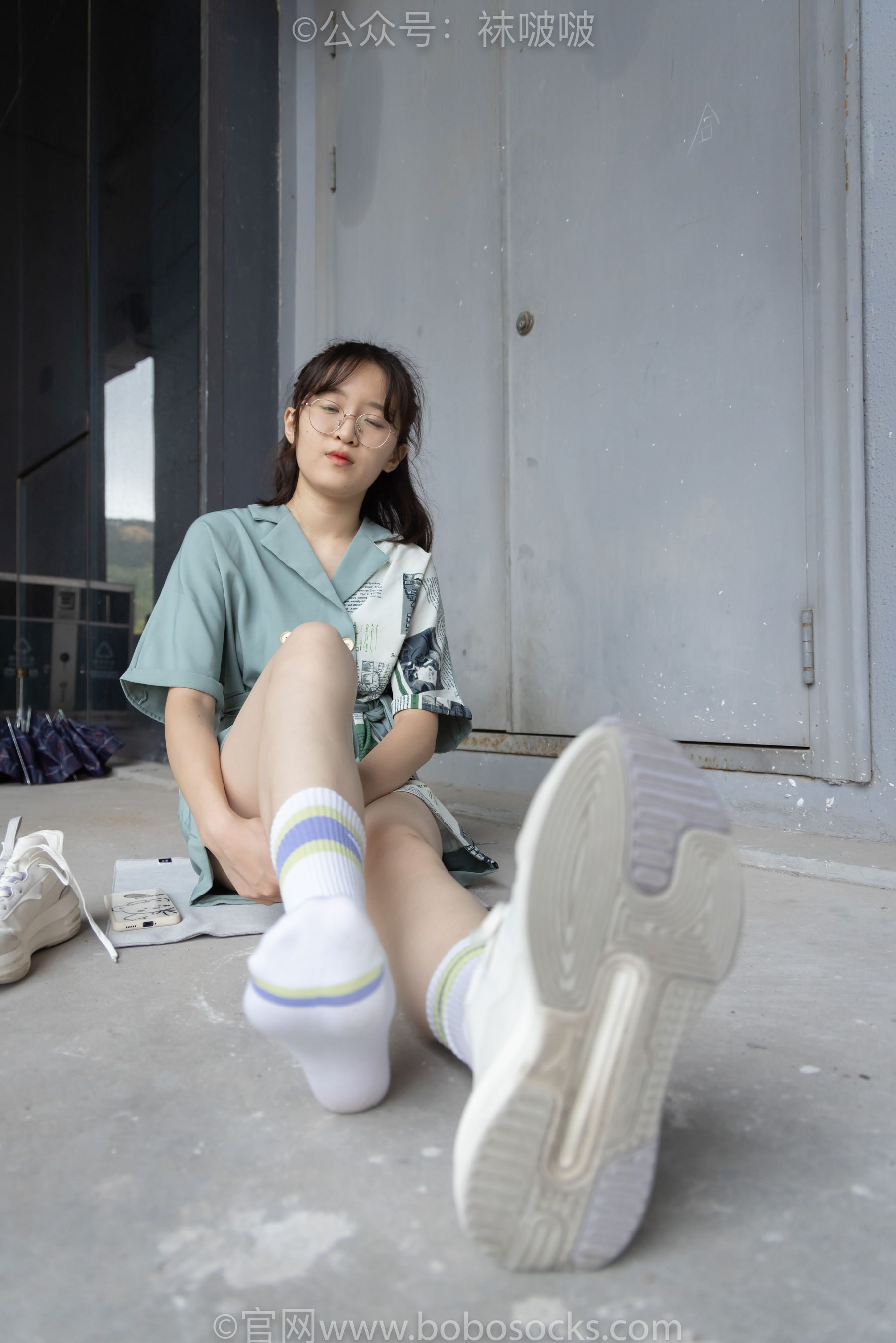 BoBoSocks袜啵啵 No.025 熊熊-安踏运动鞋、白色棉袜、裸足