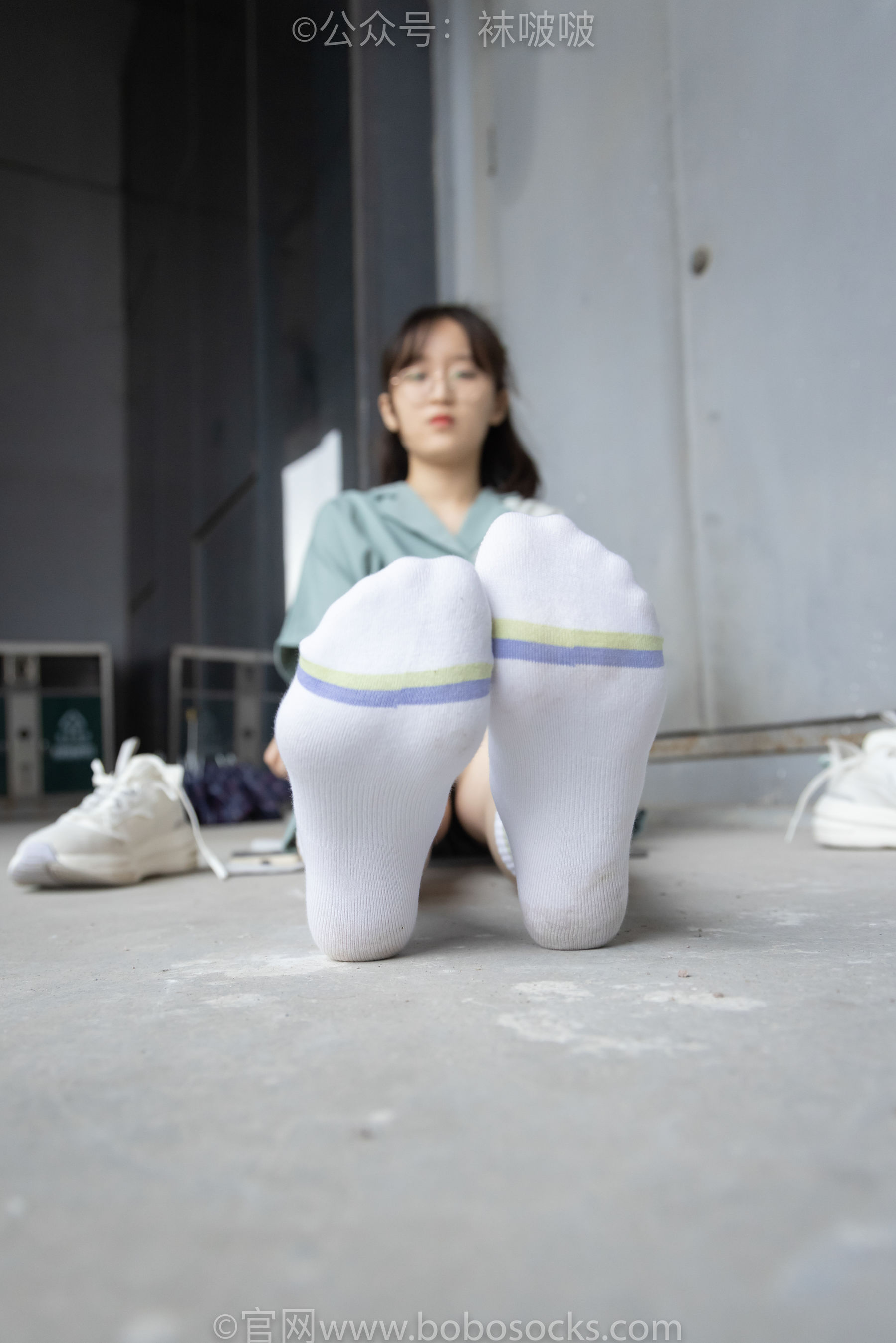 BoBoSocks袜啵啵 No.025 熊熊-安踏运动鞋、白色棉袜、裸足