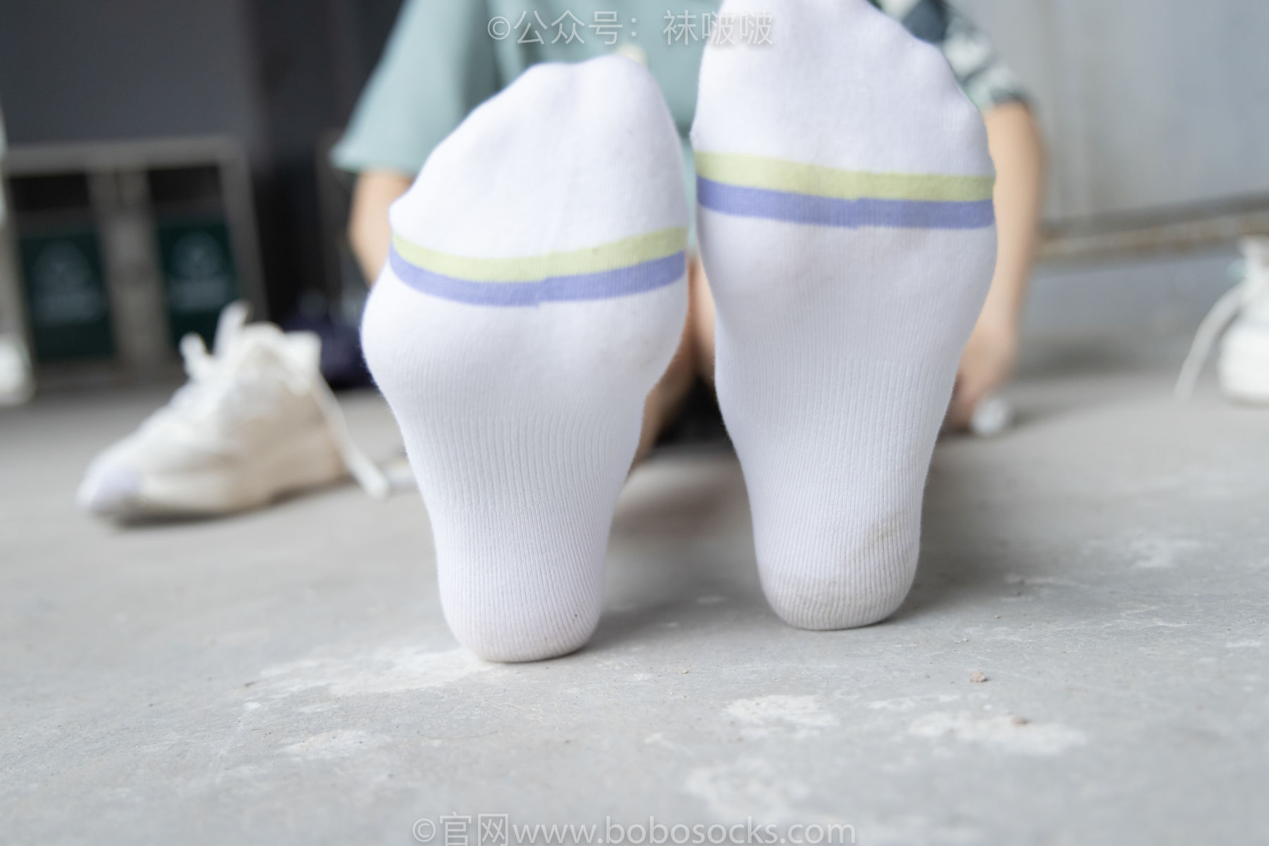 BoBoSocks袜啵啵 No.025 熊熊-安踏运动鞋、白色棉袜、裸足