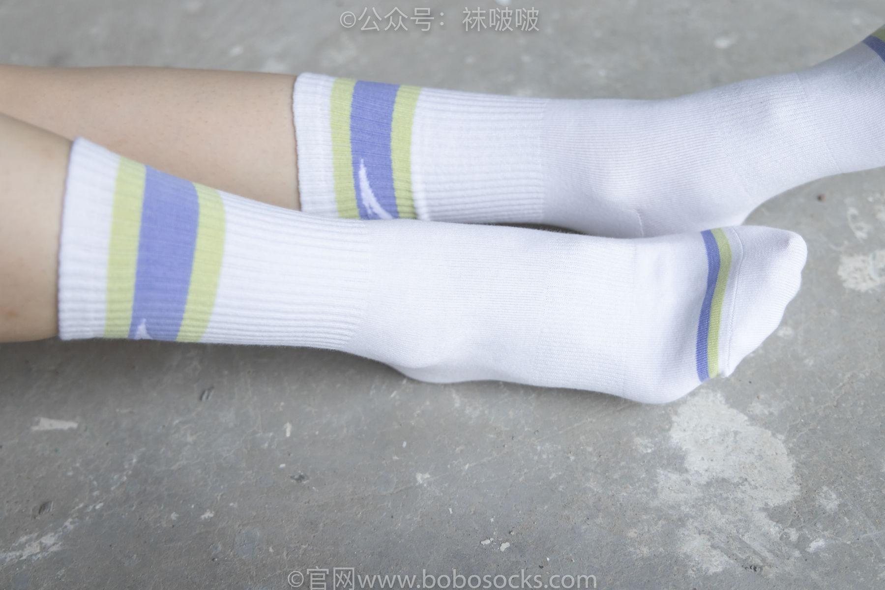 BoBoSocks袜啵啵 No.025 熊熊-安踏运动鞋、白色棉袜、裸足