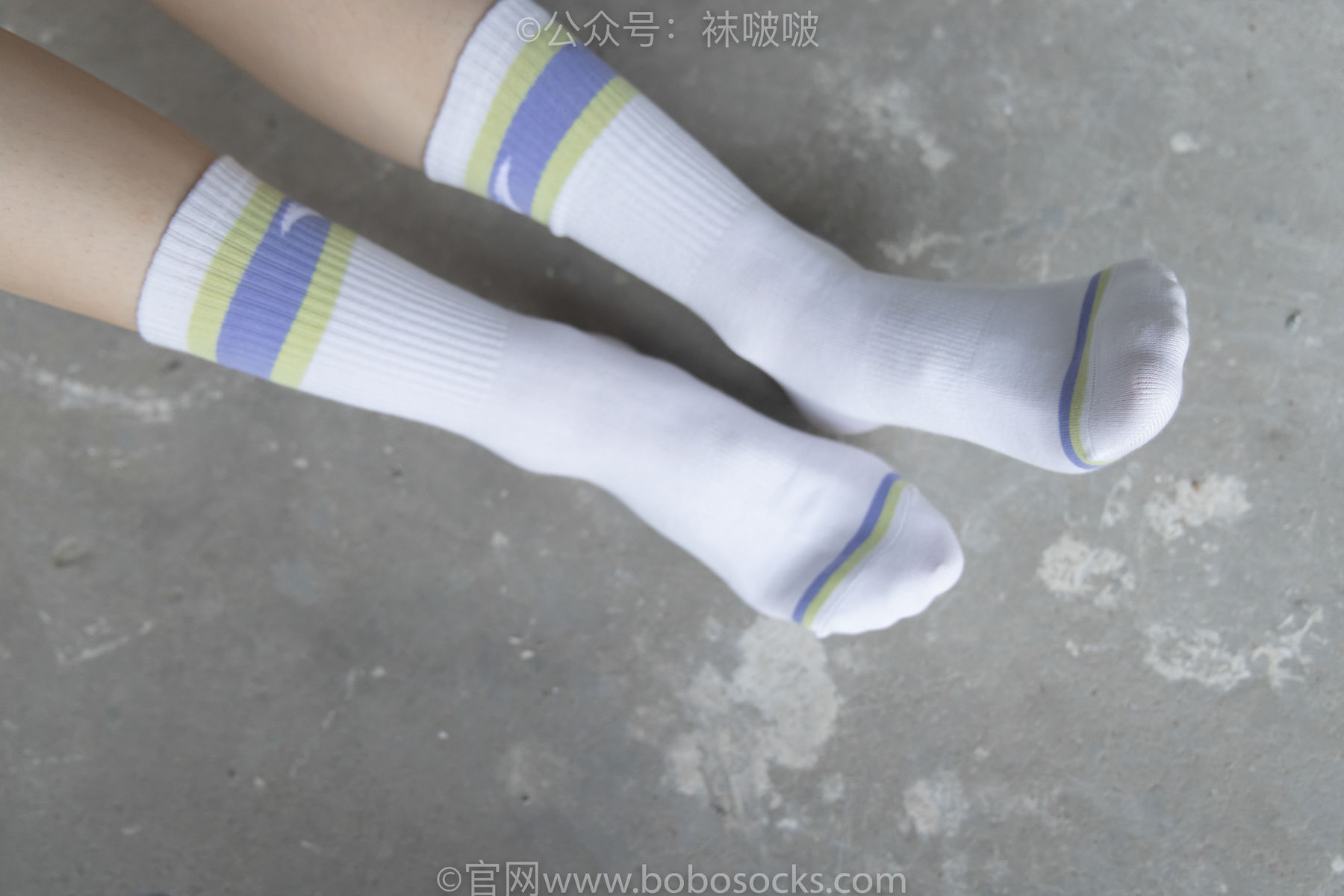 BoBoSocks袜啵啵 No.025 熊熊-安踏运动鞋、白色棉袜、裸足