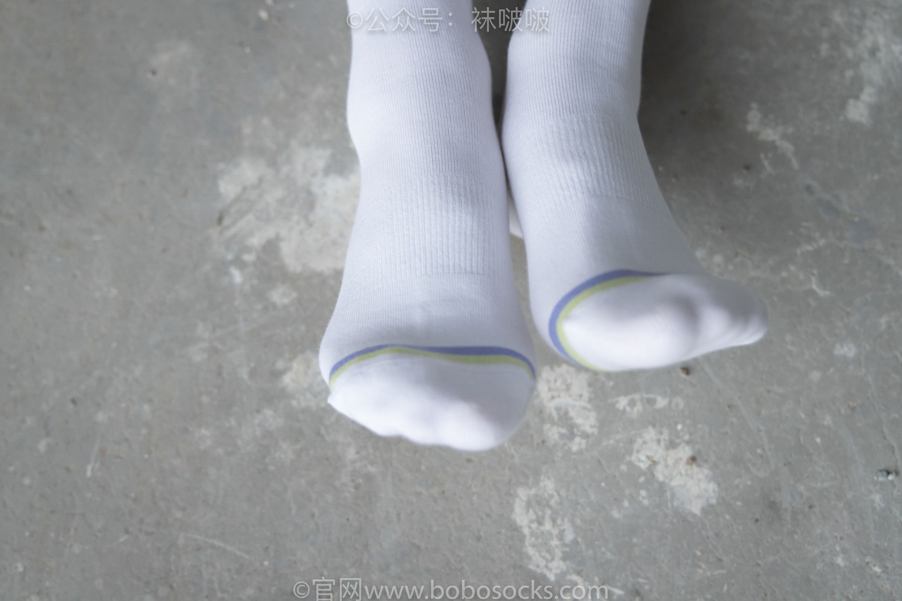 BoBoSocks袜啵啵 No.025 熊熊-安踏运动鞋、白色棉袜、裸足