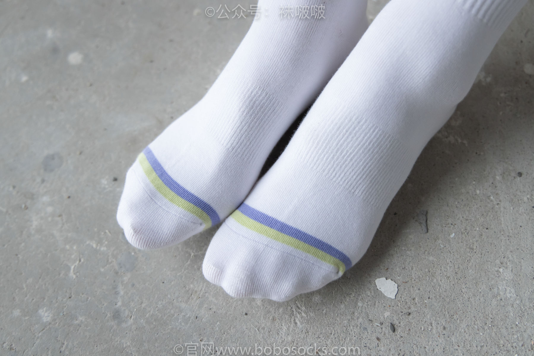 BoBoSocks袜啵啵 No.025 熊熊-安踏运动鞋、白色棉袜、裸足