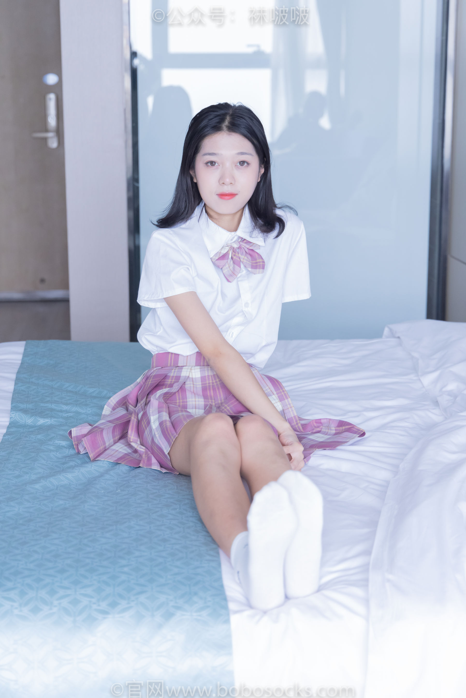 BoBoSocks袜啵啵 No.052 瑶瑶-JK制服、帆布鞋、白棉袜、裸足