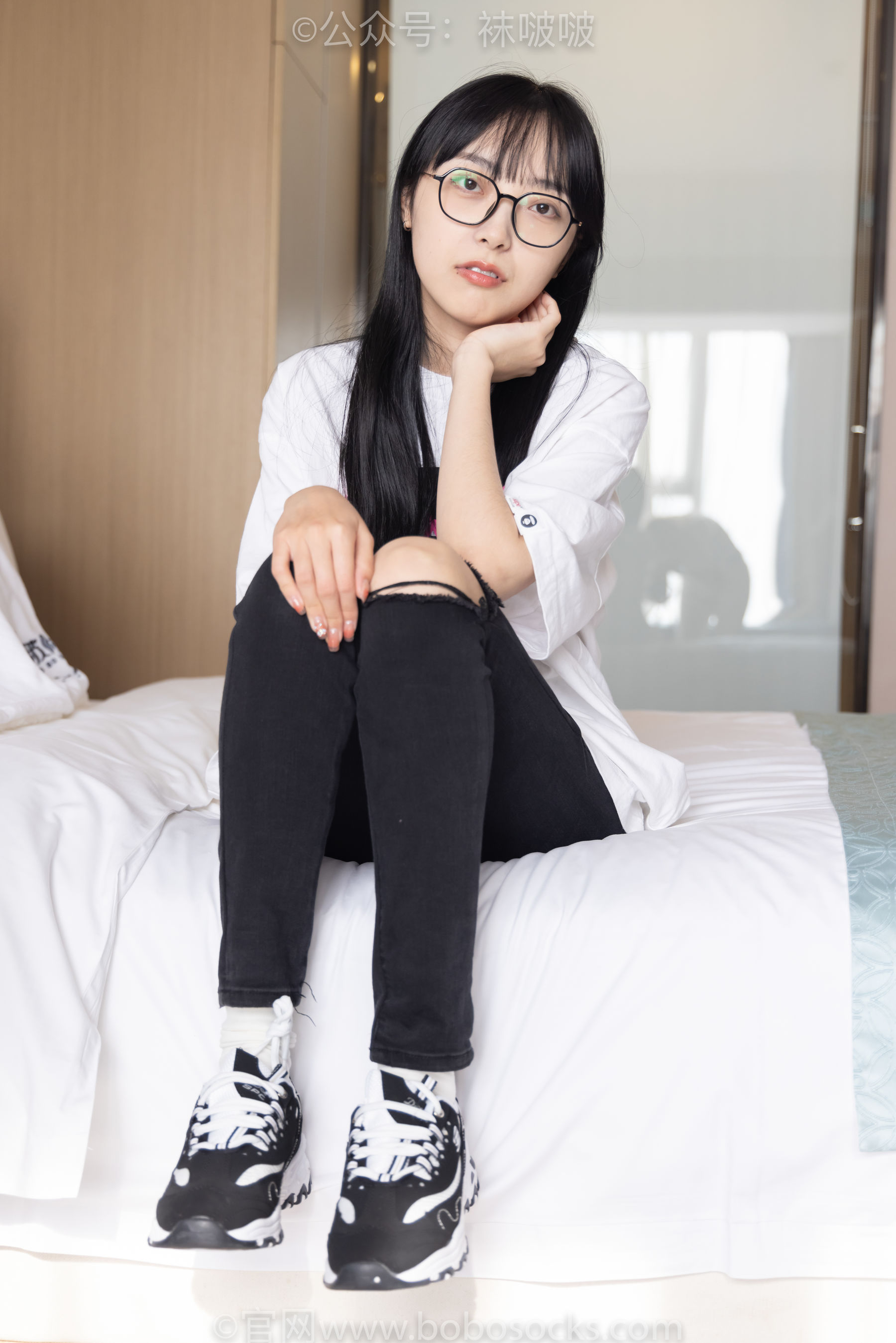 BoBoSocks袜啵啵 No.055 稚予-斯凯奇运动鞋、白棉袜、黑棉袜